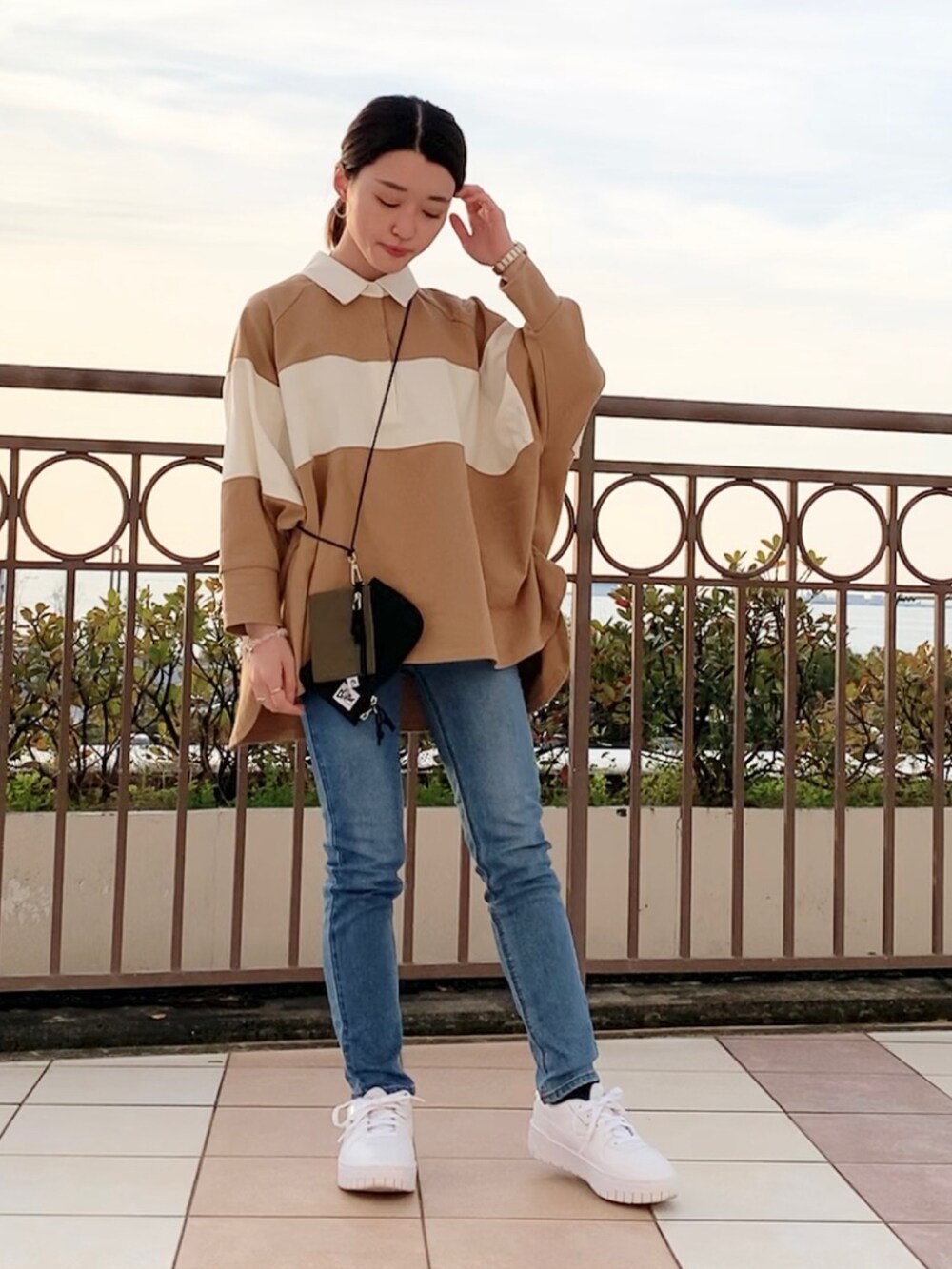 「今日のコーデ、オトナカジュアル、春夏コーデ、ゆるコーデ、低身長コーデ、スニーカー、大人コーデ、ビッグシルエット、ootd、THE SHOP TK、デニム、カジュアル、トレンド、PUMA、おしゃれさんと繋がりたい」｜「THE SHOP TK のラガーボーダーTシャツ（Tシャツ/カットソー、ベージュ系）」を使った、saho(低身長コーデ)さん（レディース・150cm）の春コーディネートの2枚目の写真