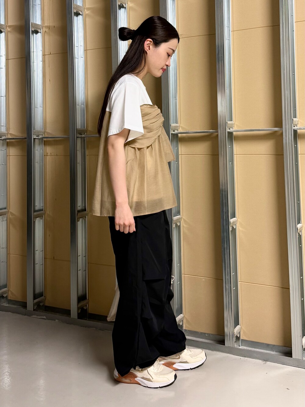 ホワイト系のTシャツ/カットソー、ブラック系のその他パンツ、ベージュ系のトートバッグを着用したレディースの春コーディネートの6枚目の写真
