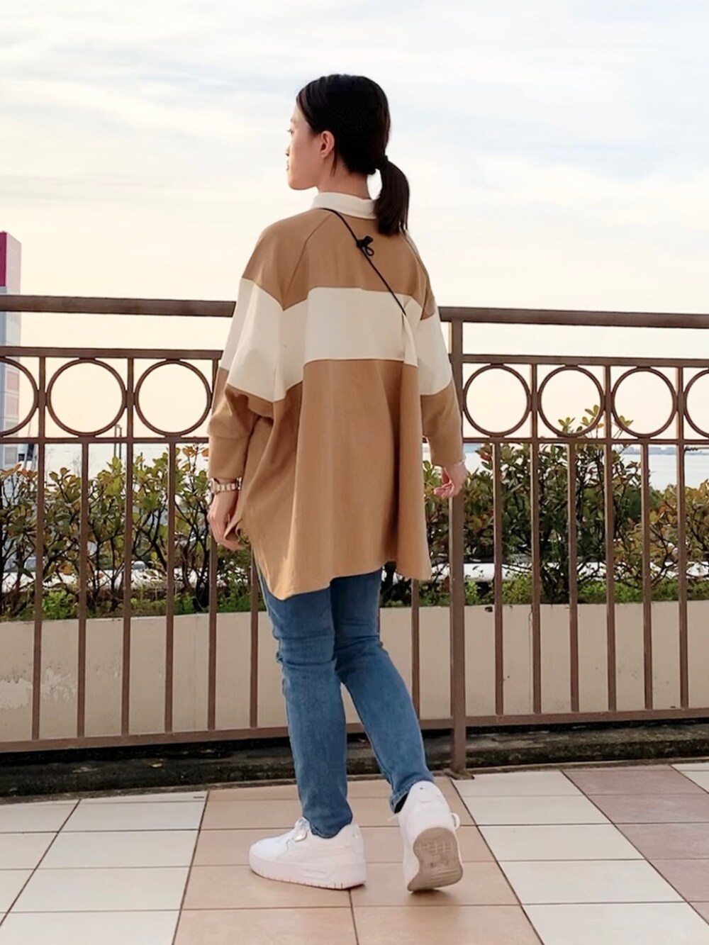 「今日のコーデ、オトナカジュアル、春夏コーデ、ゆるコーデ、低身長コーデ、スニーカー、大人コーデ、ビッグシルエット、ootd、THE SHOP TK、デニム、カジュアル、トレンド、PUMA、おしゃれさんと繋がりたい」｜「THE SHOP TK のラガーボーダーTシャツ（Tシャツ/カットソー、ベージュ系）」を使った、saho(低身長コーデ)さん（レディース・150cm）の春コーディネートの3枚目の写真