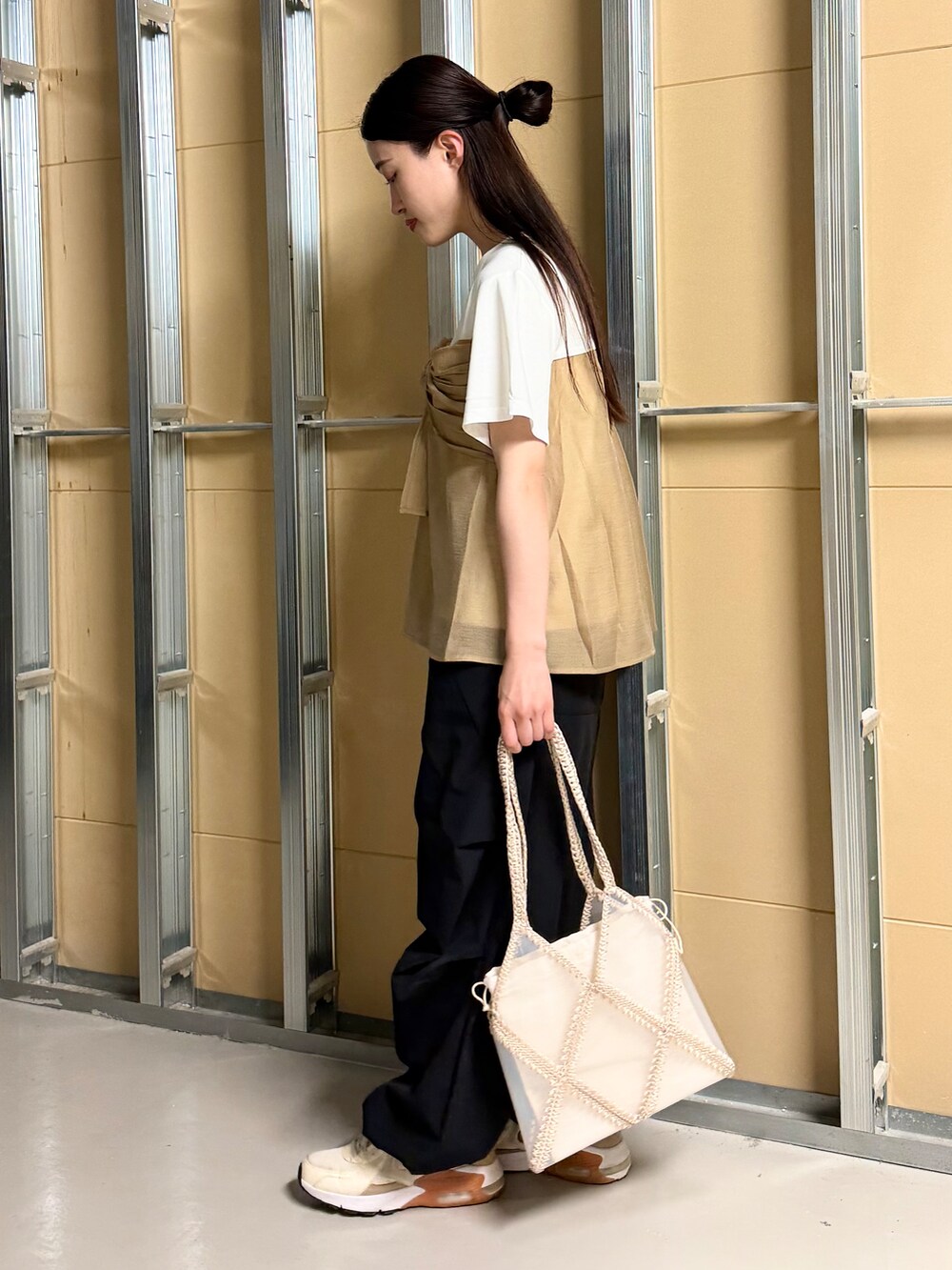 ホワイト系のTシャツ/カットソー、ブラック系のその他パンツ、ベージュ系のトートバッグを着用したレディースの春コーディネートの7枚目の写真