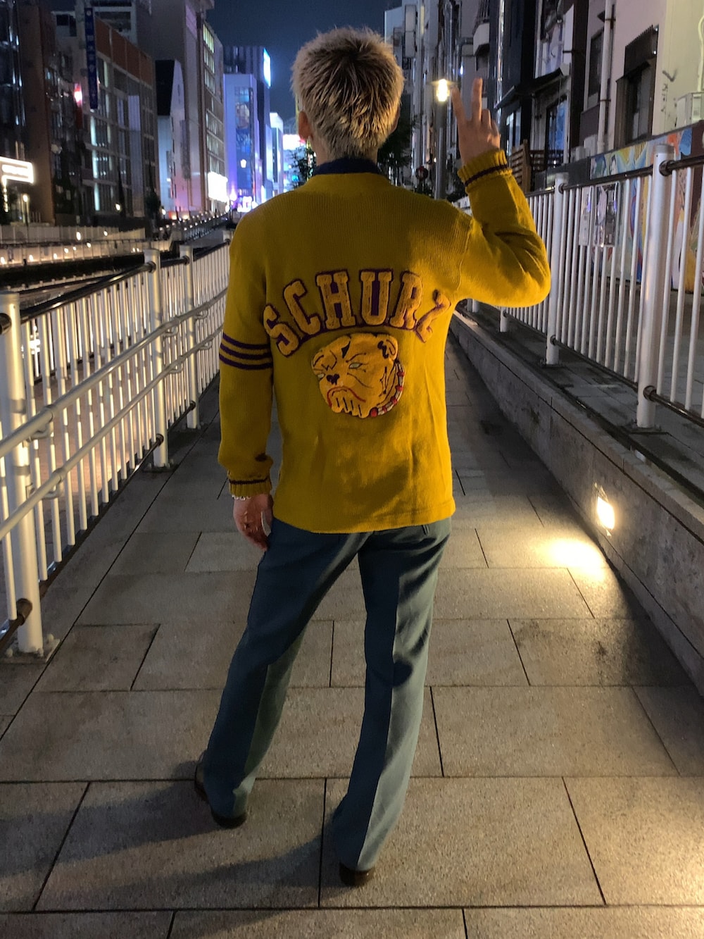 イエロー系のカーディガン/ボレロ、その他のその他パンツ、その他のシャツ/ブラウスを着用したメンズの冬コーディネートの2枚目の写真