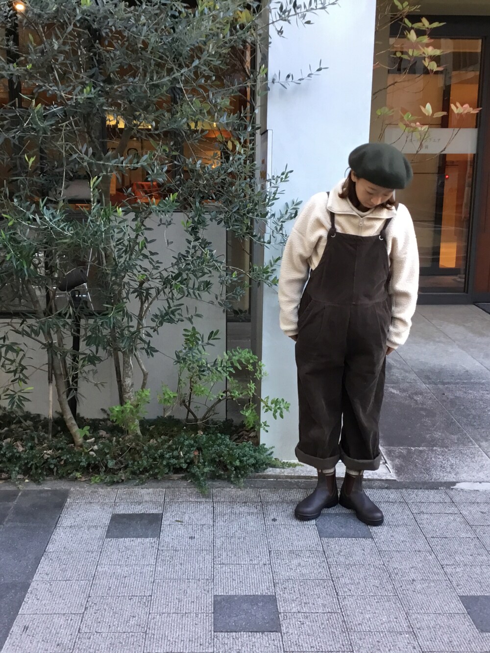 「thenaturalshoestore、ナチュラルシューストア、blundstone、ブランドストーン、オトナカジュアル、秋冬コーデ、カジュアル、低身長」｜「BlundstoneのBlundstone / “CLASSICS”  サイドゴアブーツ（ブーツ、ブラック系）」を使った、Natural Shoe Store静岡店さん（レディース・148cm）の冬コーディネートの2枚目の写真