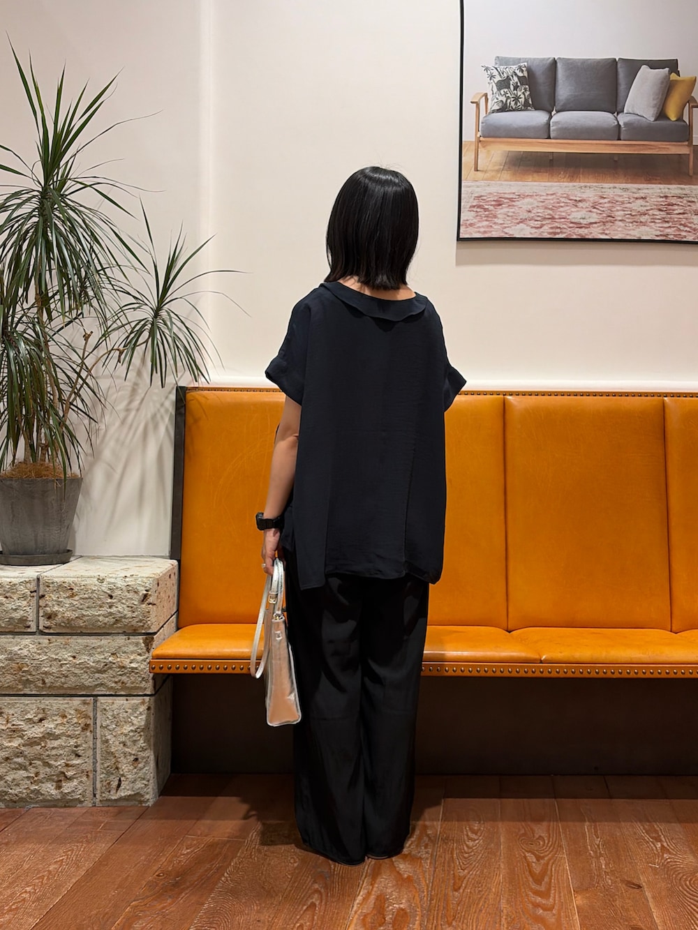 ブルー系のシャツ/ブラウス、ホワイト系のタンクトップ、ブラック系のその他パンツを着用したレディースの夏コーディネートの2枚目の写真