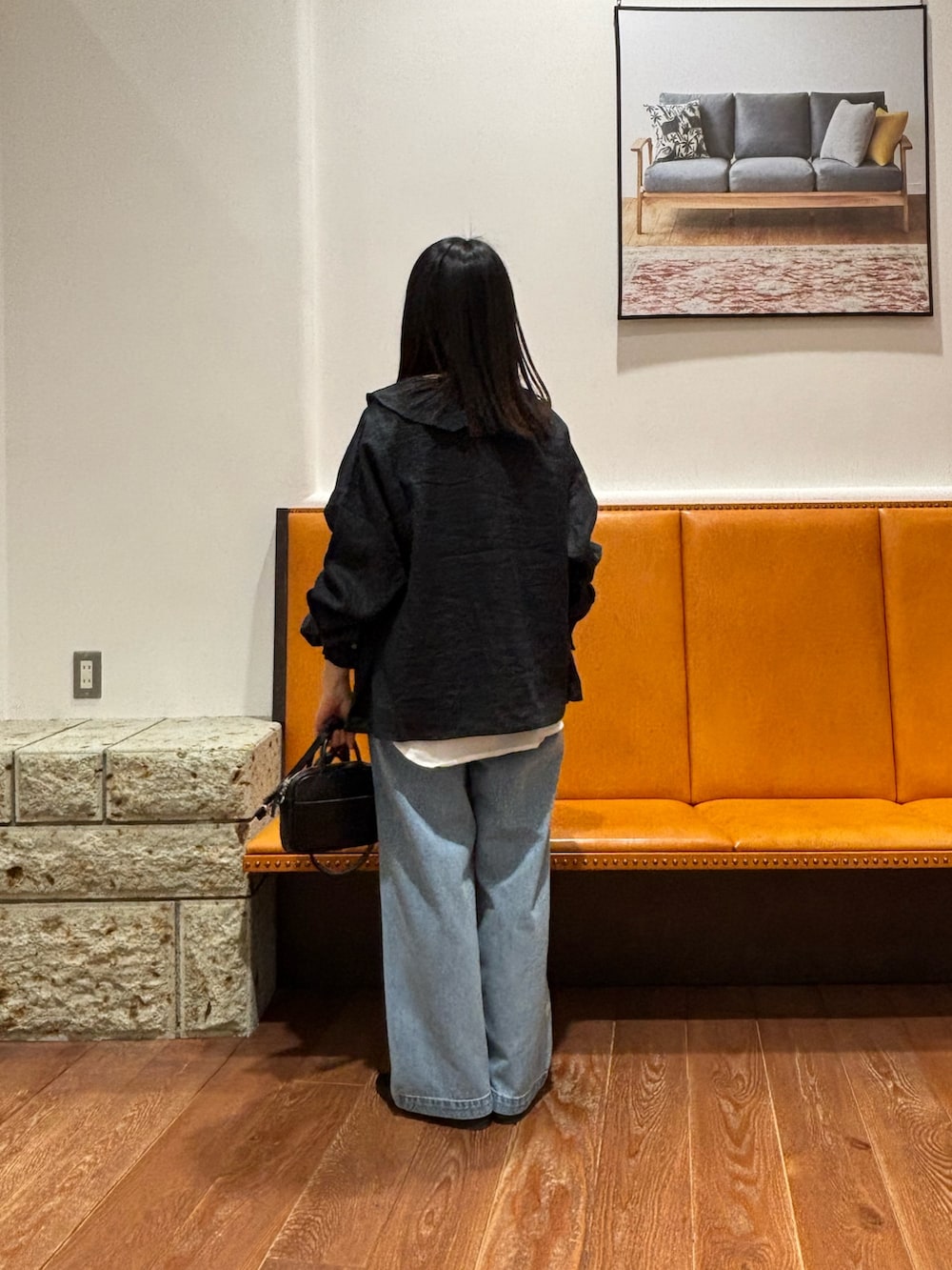 ブラック系のシャツ/ブラウス、ホワイト系のTシャツ/カットソー、ブルー系のデニムパンツを着用したレディースの春コーディネートの2枚目の写真