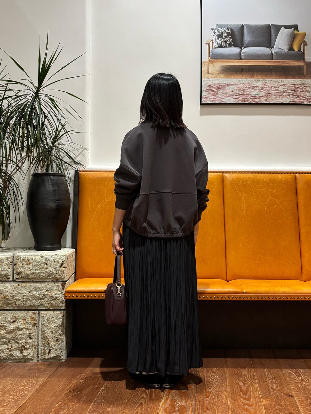 グレー系のカーディガン/ボレロ、ブラック系のTシャツ/カットソー、ブラック系のスカートを着用したレディースの秋コーディネートの3枚目の写真