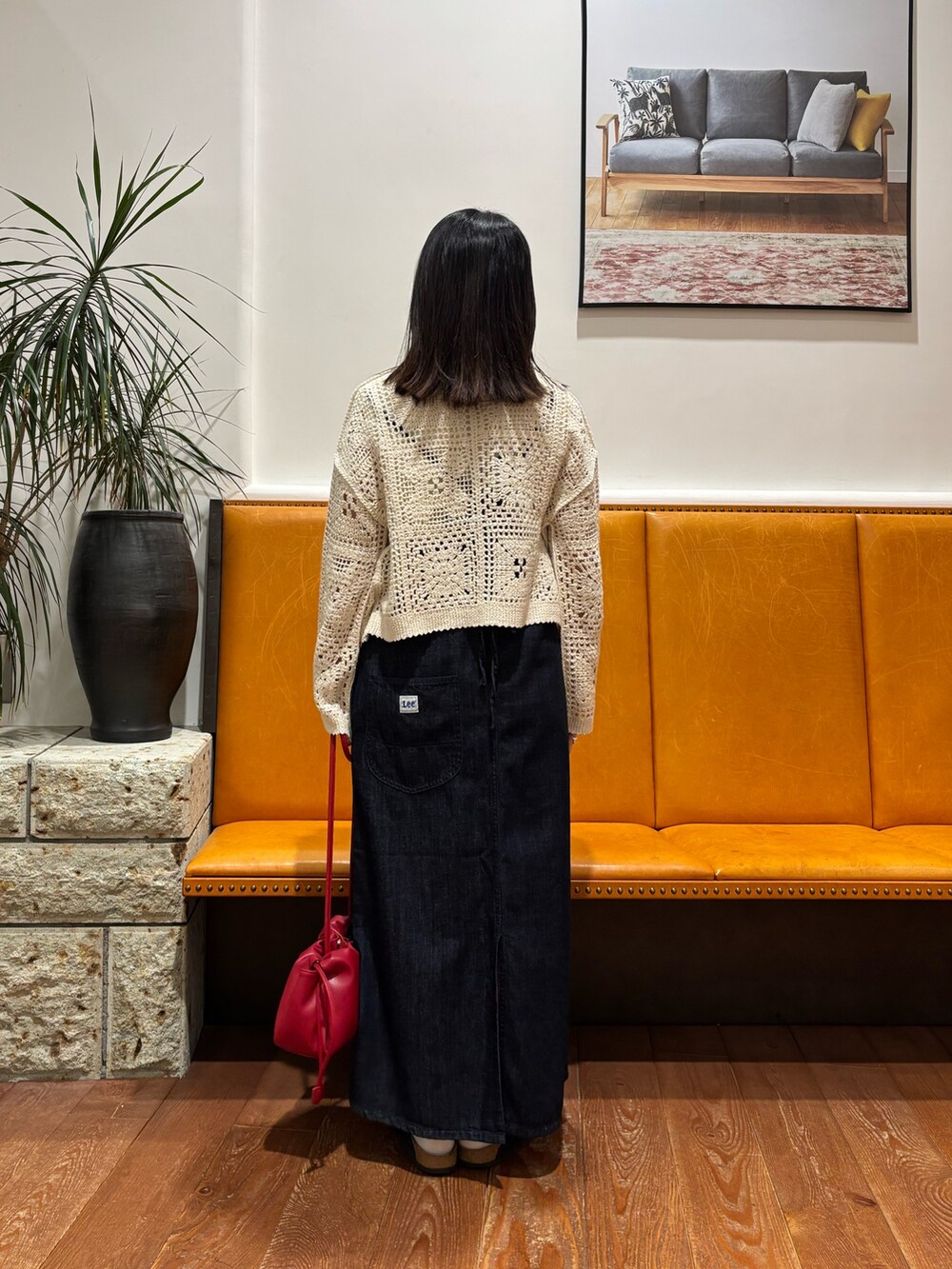 ベージュ系のカーディガン/ボレロ、レッド系のショルダーバッグを着用したレディースの秋コーディネートの2枚目の写真