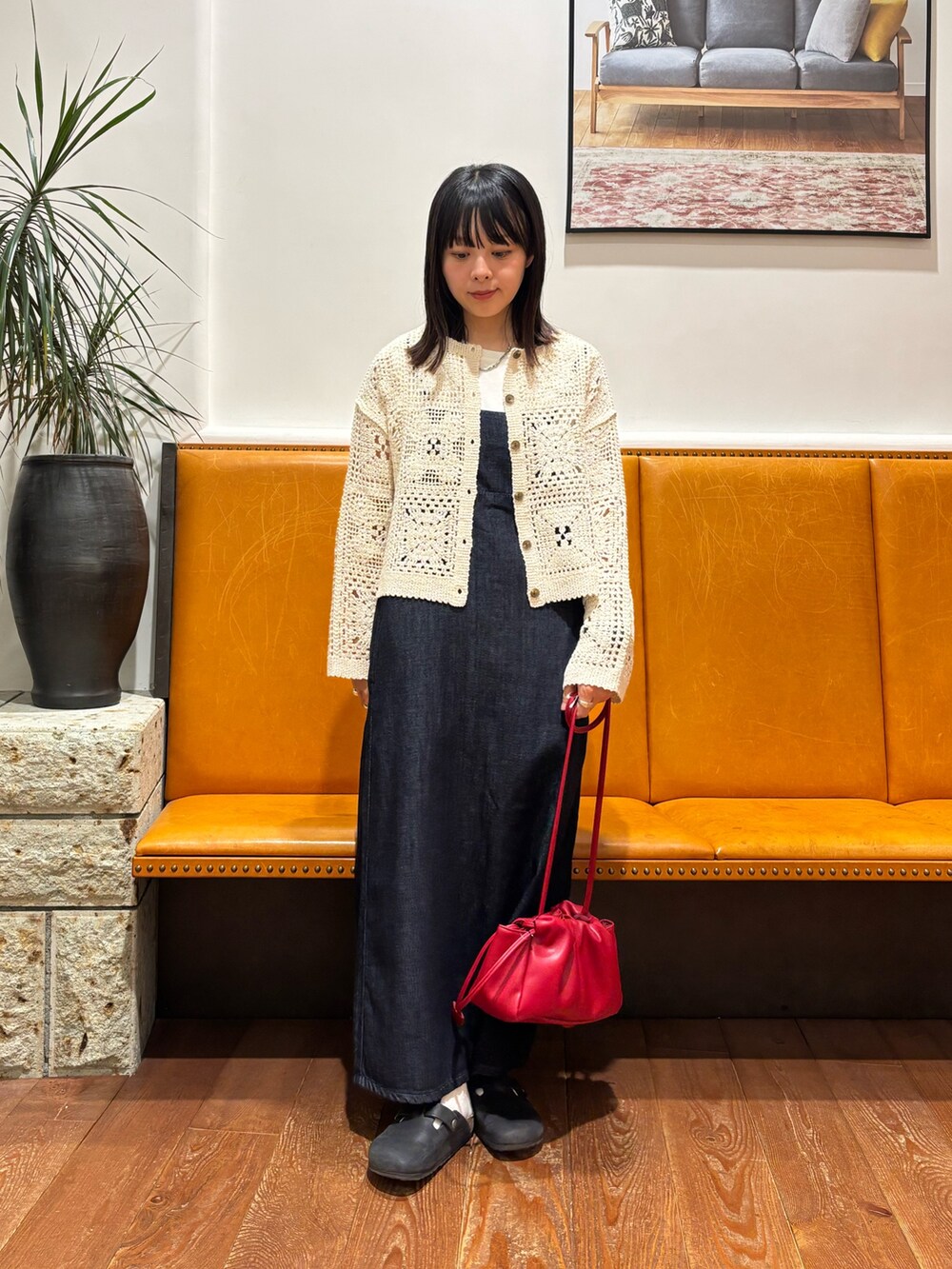 ベージュ系のカーディガン/ボレロ、レッド系のショルダーバッグを着用したレディースの秋コーディネートの3枚目の写真