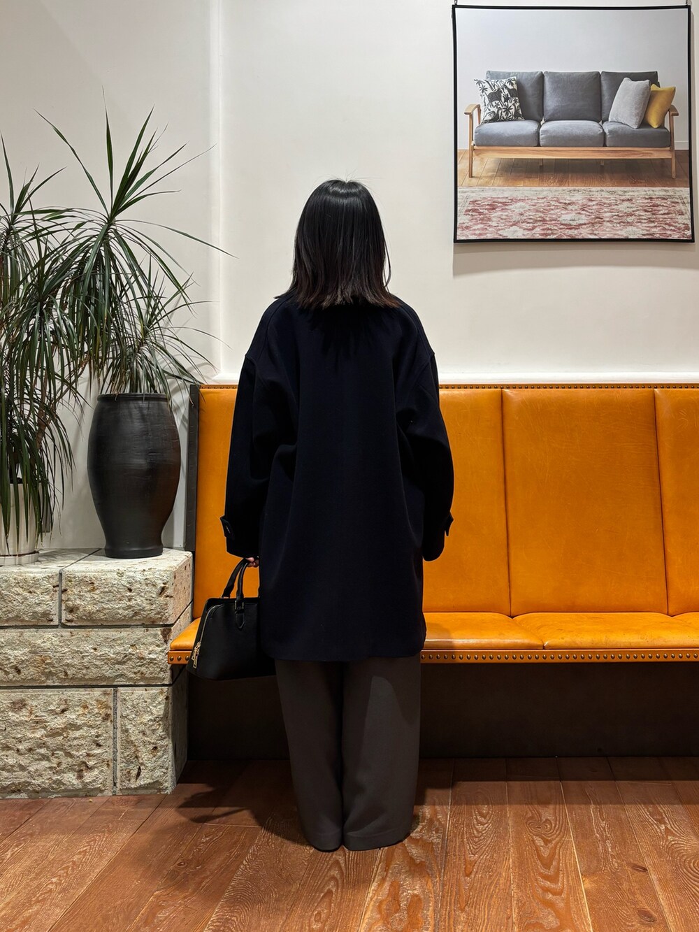 ブルー系のその他アウター、グリーン系のニット/セーター、グレー系のその他パンツを着用したレディースの冬コーディネートの2枚目の写真