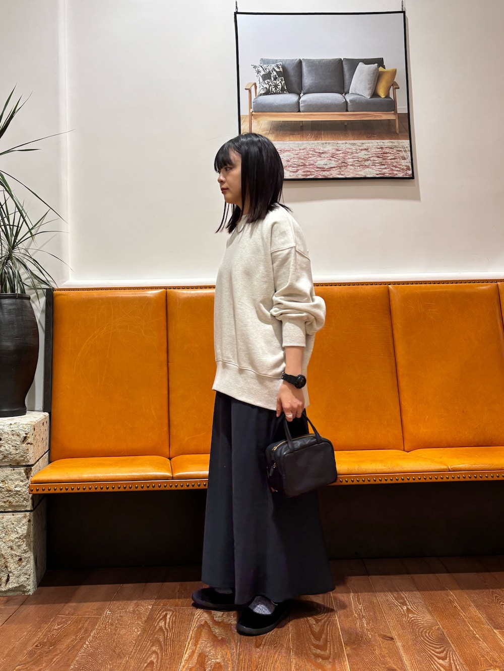 ベージュ系のスウェット、ブルー系のスカート、ブラック系のその他シューズを着用したレディースの冬コーディネートの2枚目の写真