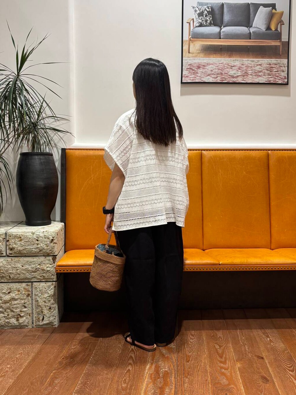 ホワイト系のその他トップスを着用したレディースの夏コーディネートの2枚目の写真