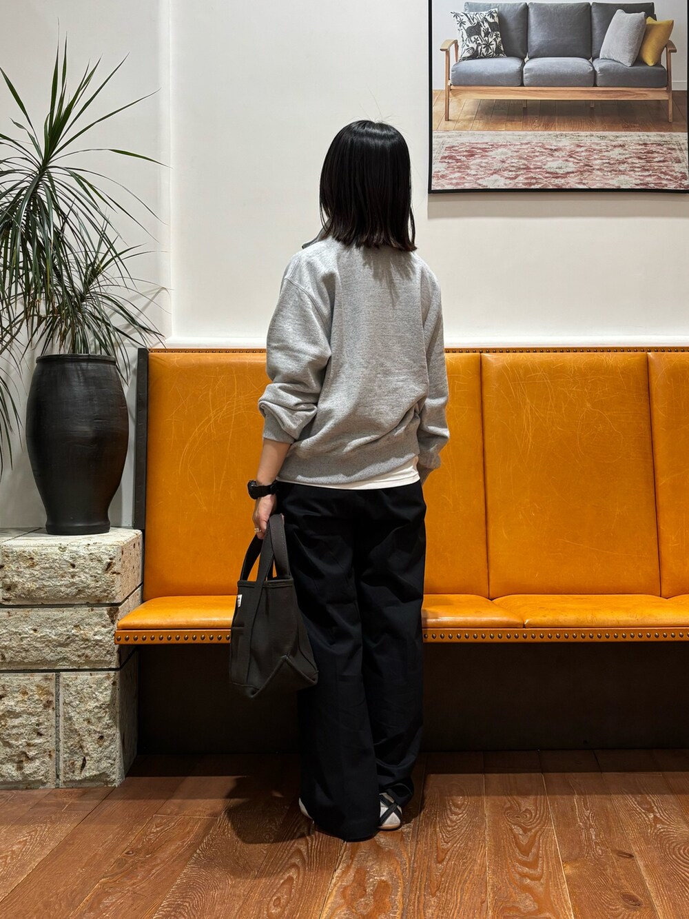 グレー系のスウェット、ブラック系のその他パンツ、グレー系のトートバッグを着用したレディースの秋コーディネートの3枚目の写真