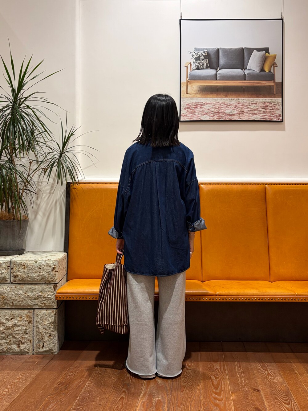 ブルー系のシャツ/ブラウス、グレー系のその他パンツ、ホワイト系のタンクトップを着用したレディースの秋コーディネートの2枚目の写真