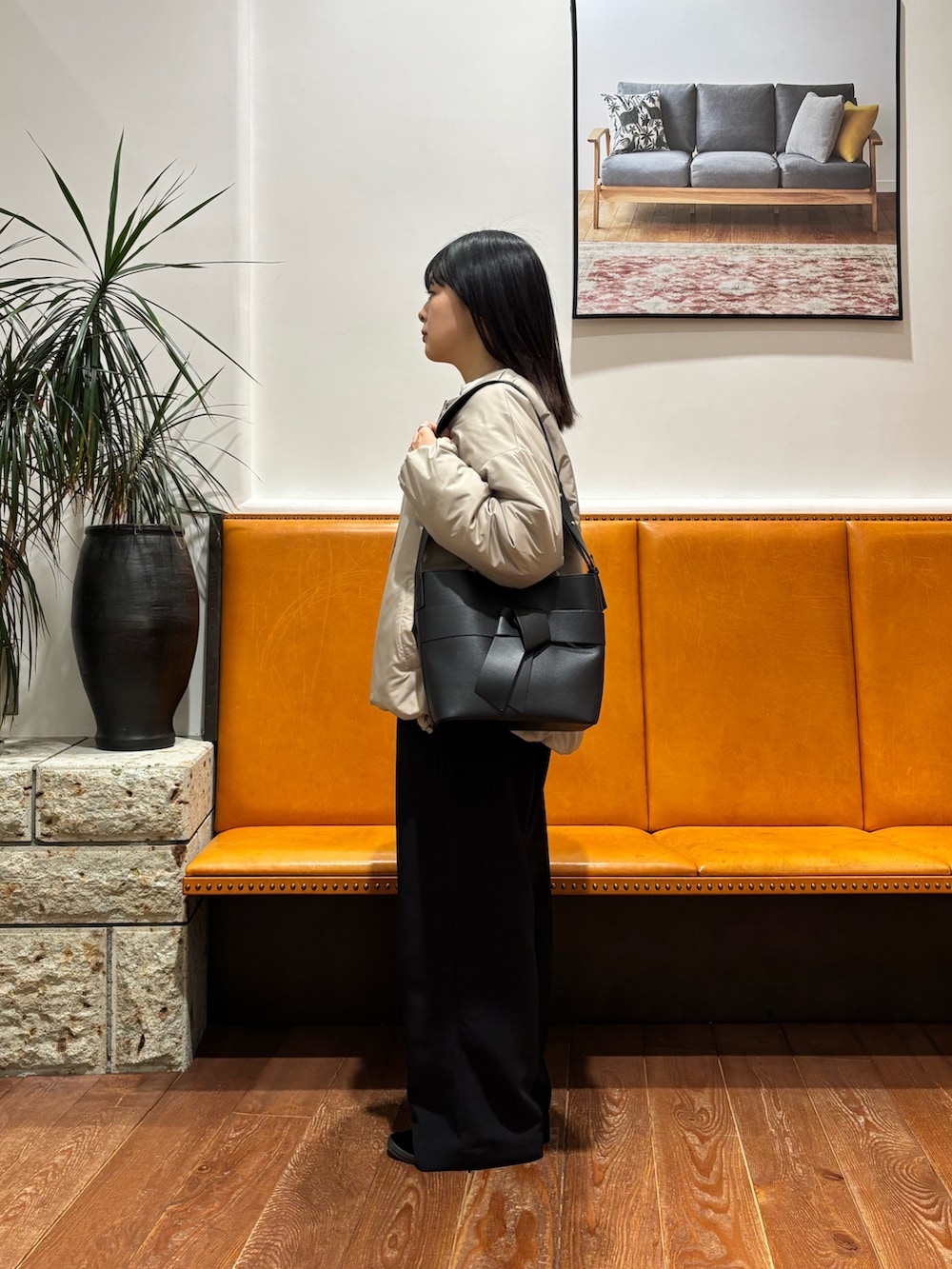 ブラック系のその他パンツ、ホワイト系のカーディガン/ボレロ、ベージュ系のブルゾンを着用したレディースの冬コーディネートの2枚目の写真