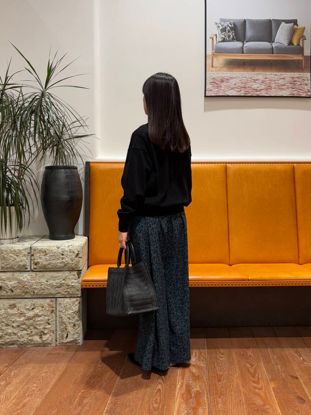 ブラック系のニット/セーター、ブルー系のその他パンツを着用したレディースの春コーディネートの3枚目の写真