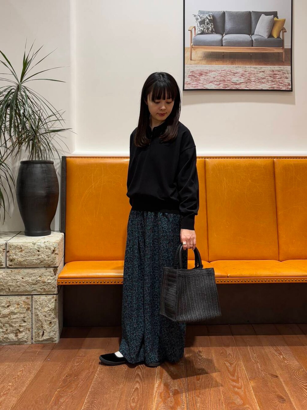 ブラック系のニット/セーター、ブルー系のその他パンツを着用したレディースの春コーディネートの2枚目の写真