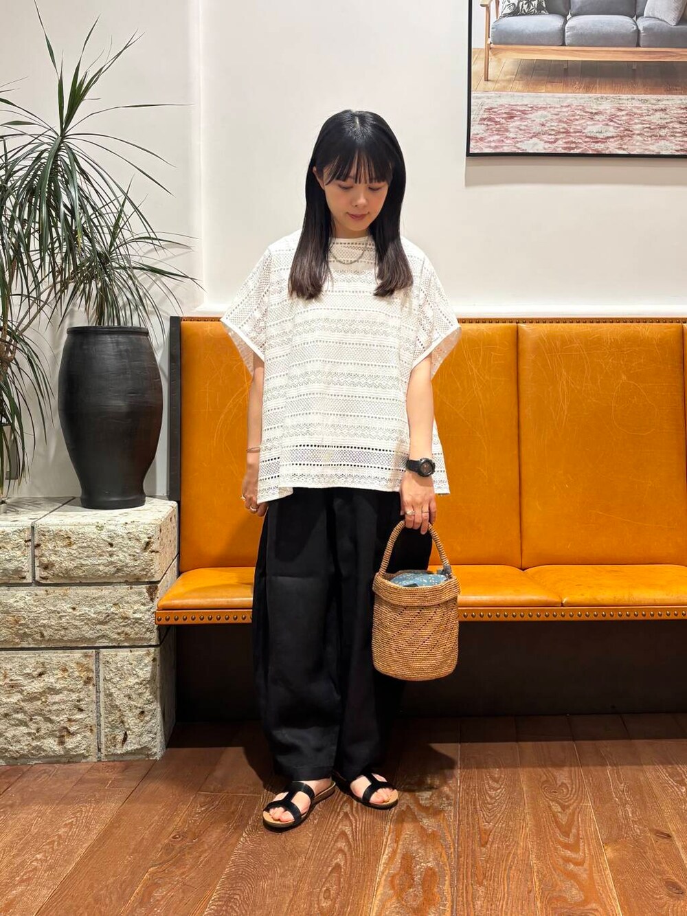 ホワイト系のその他トップスを着用したレディースの夏コーディネートの3枚目の写真