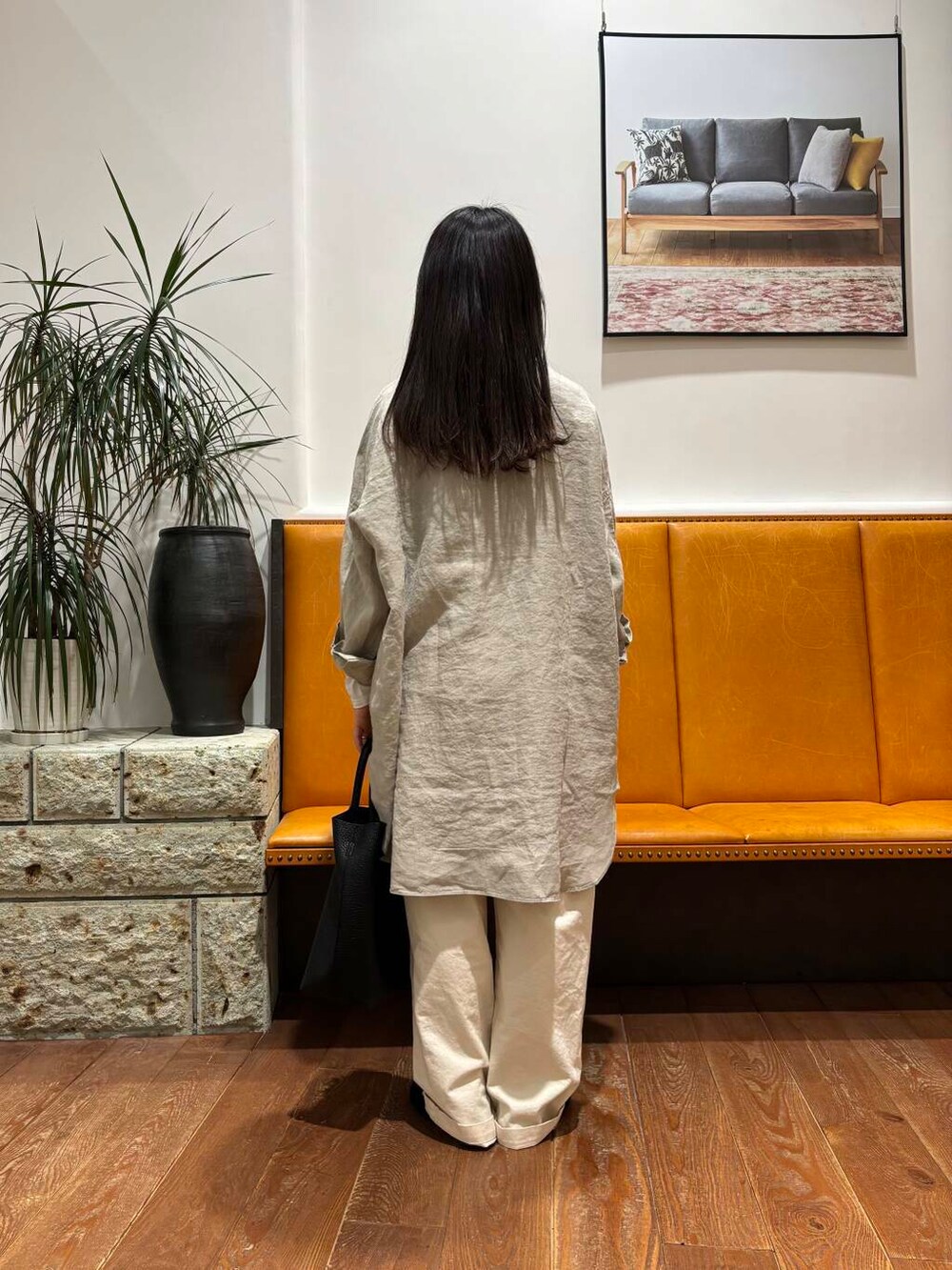 ホワイト系のTシャツ/カットソー、ブラック系のトートバッグ、ベージュ系のシャツ/ブラウスを着用したレディースの春コーディネートの3枚目の写真