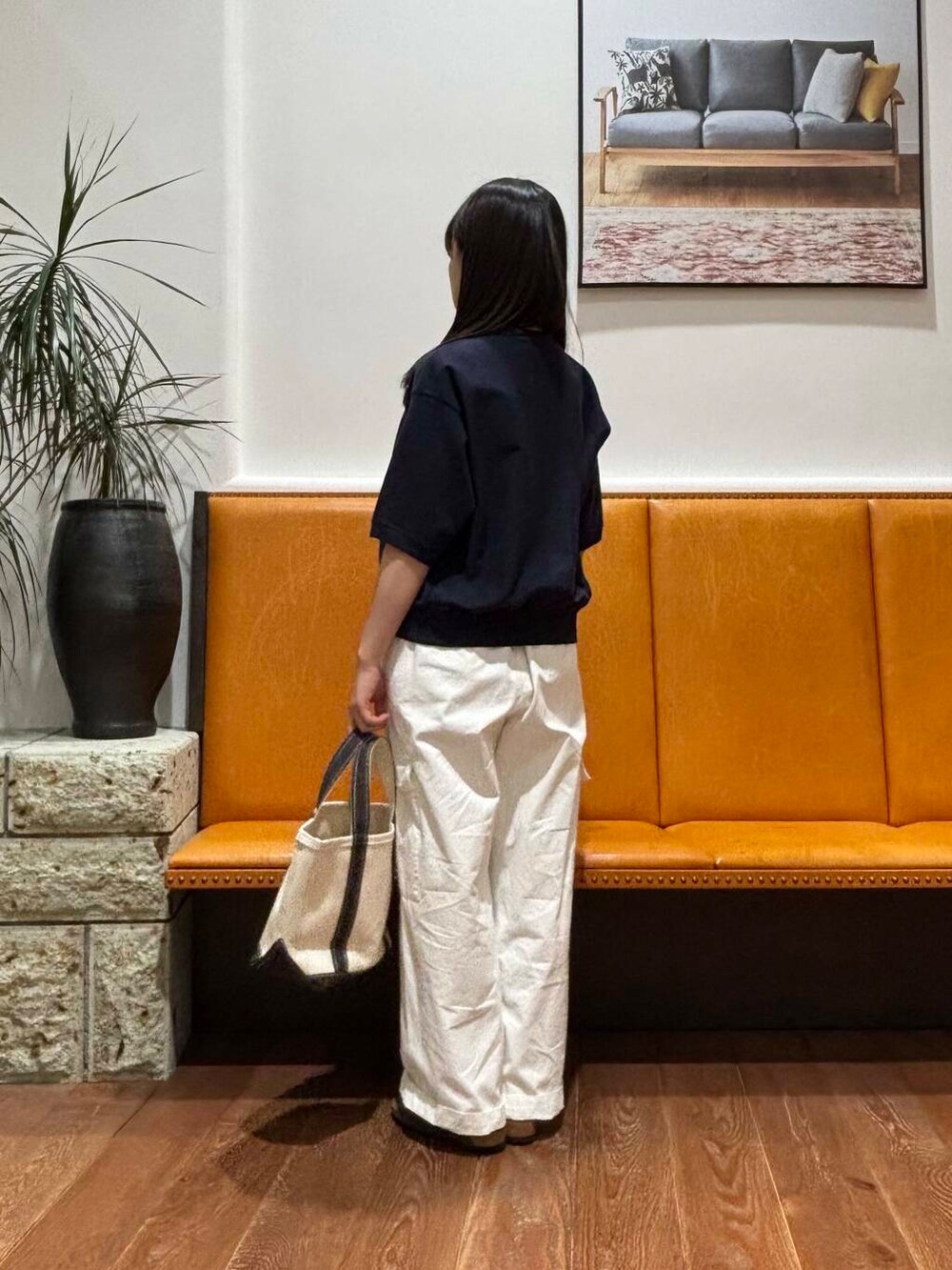 ホワイト系のその他パンツ、グレー系のサンダル、ブルー系のTシャツ/カットソーを着用したレディースの春コーディネートの3枚目の写真