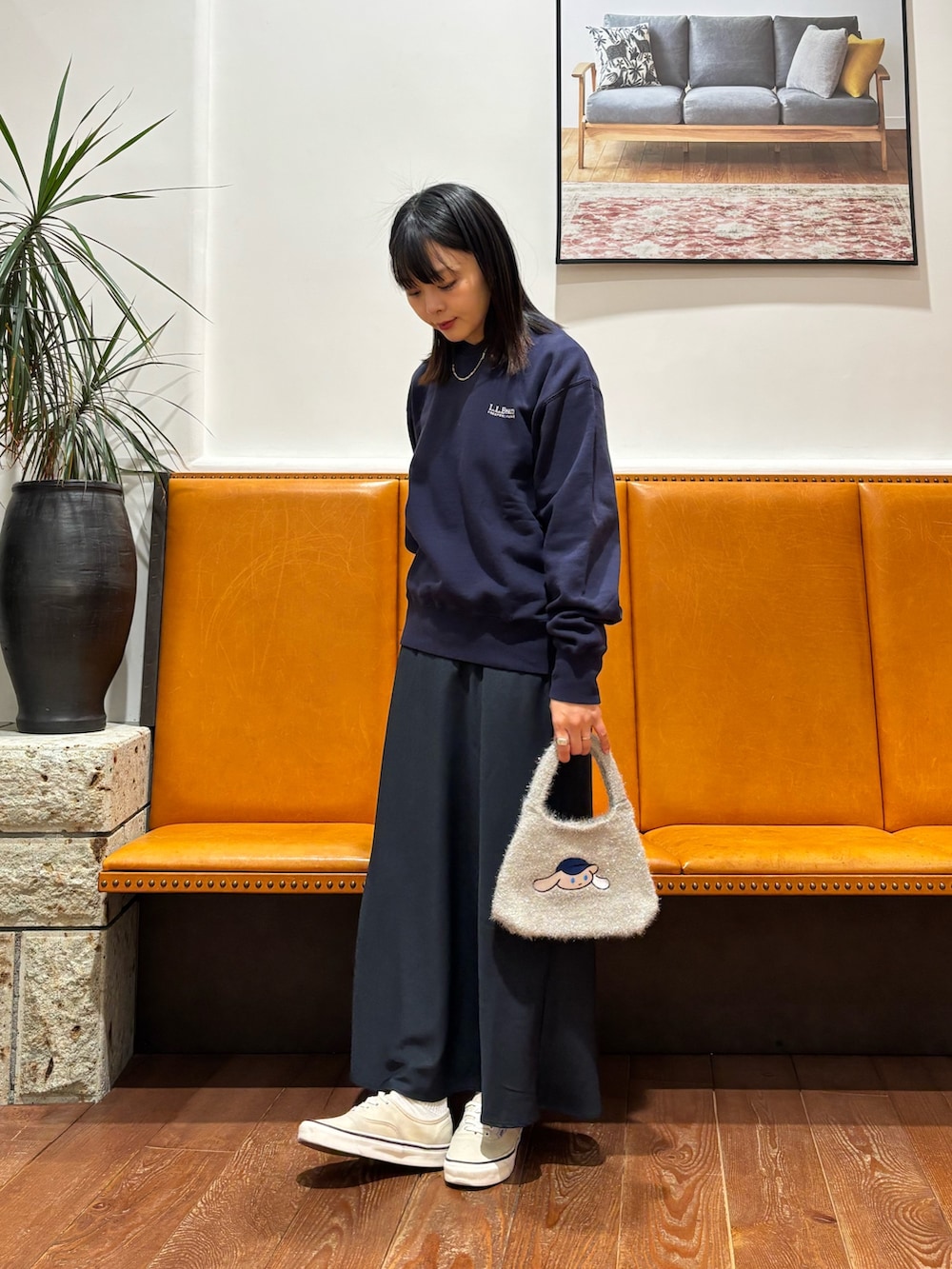 グレー系のダウンジャケット/コート、ブルー系のTシャツ/カットソー、ブルー系のスカートを着用したレディースの冬コーディネートの3枚目の写真