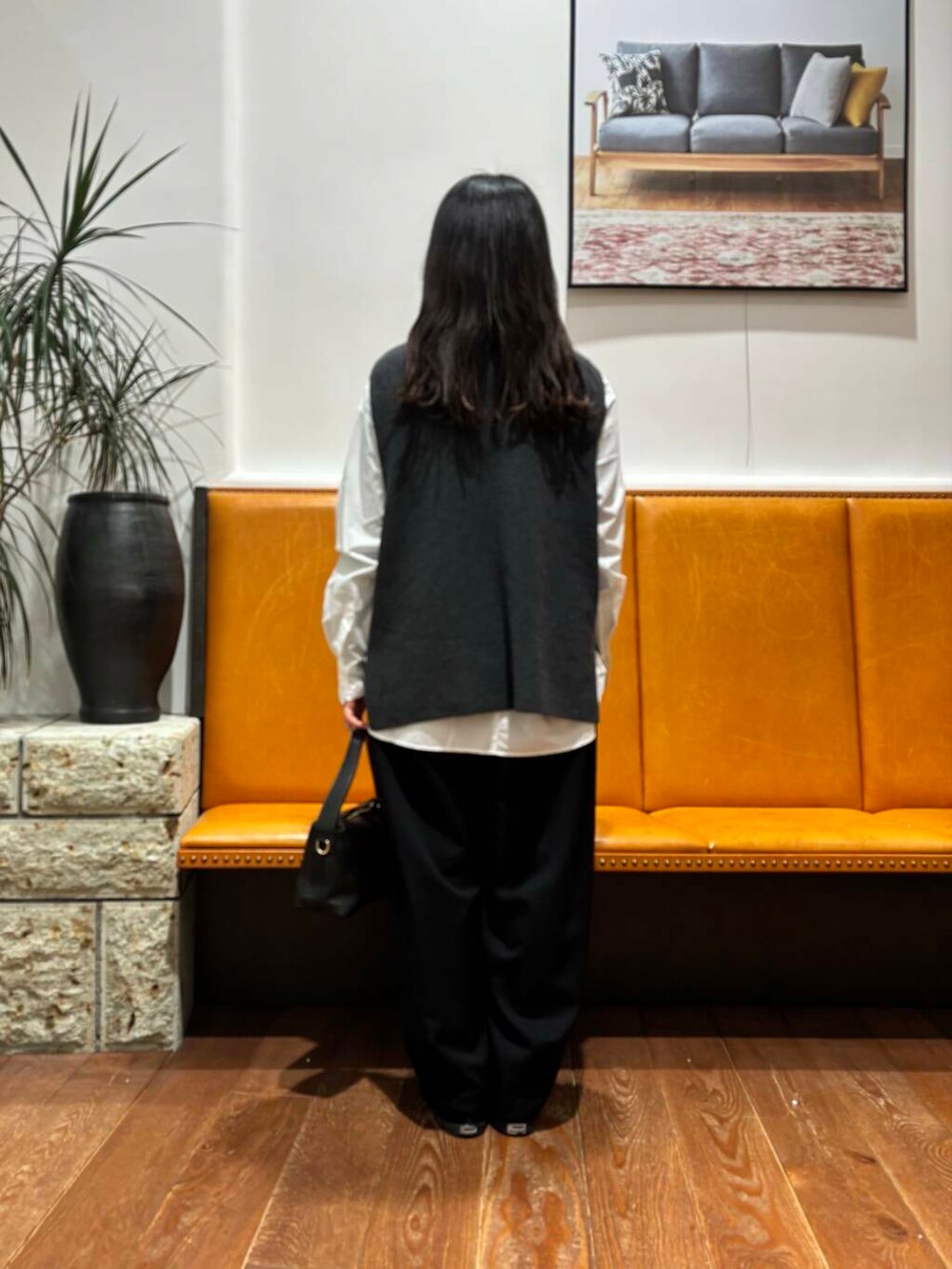 ホワイト系のシャツ/ブラウス、ブラック系のその他パンツ、ブラック系のショルダーバッグを着用したレディースの冬コーディネートの3枚目の写真