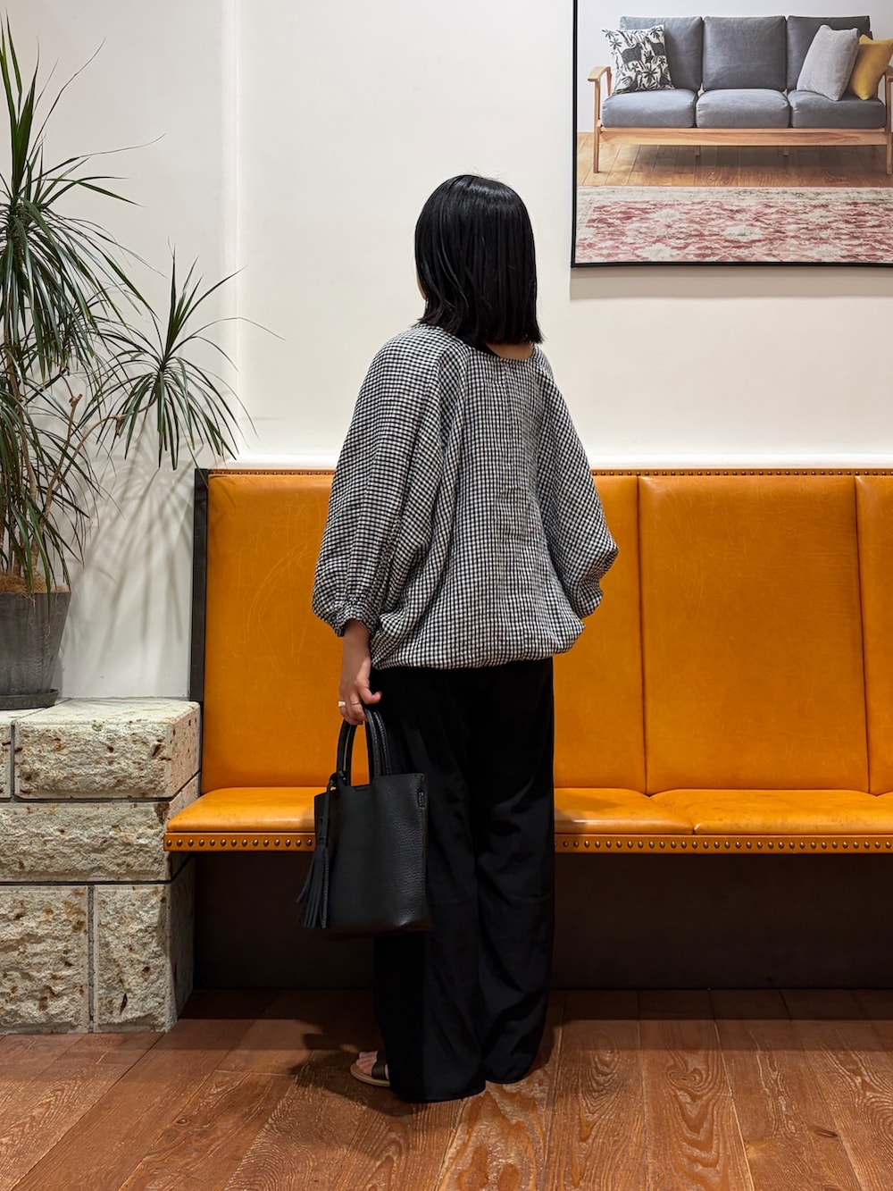 その他のシャツ/ブラウス、ブラック系のその他パンツ、ブラウン系のサンダルを着用したレディースの夏コーディネートの2枚目の写真