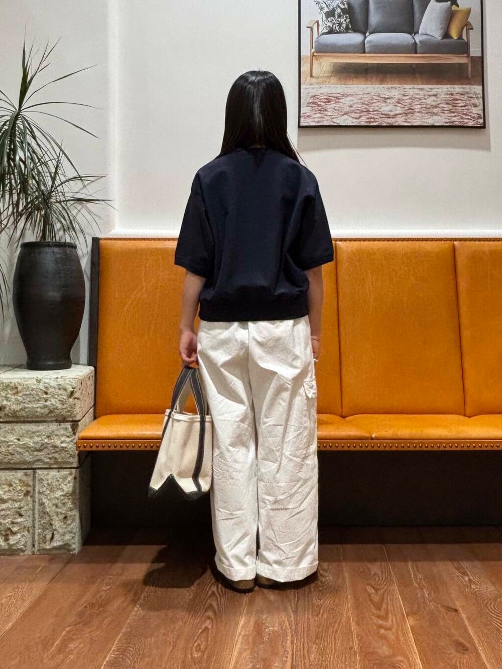 ホワイト系のその他パンツ、グレー系のサンダル、ブルー系のTシャツ/カットソーを着用したレディースの春コーディネートの4枚目の写真