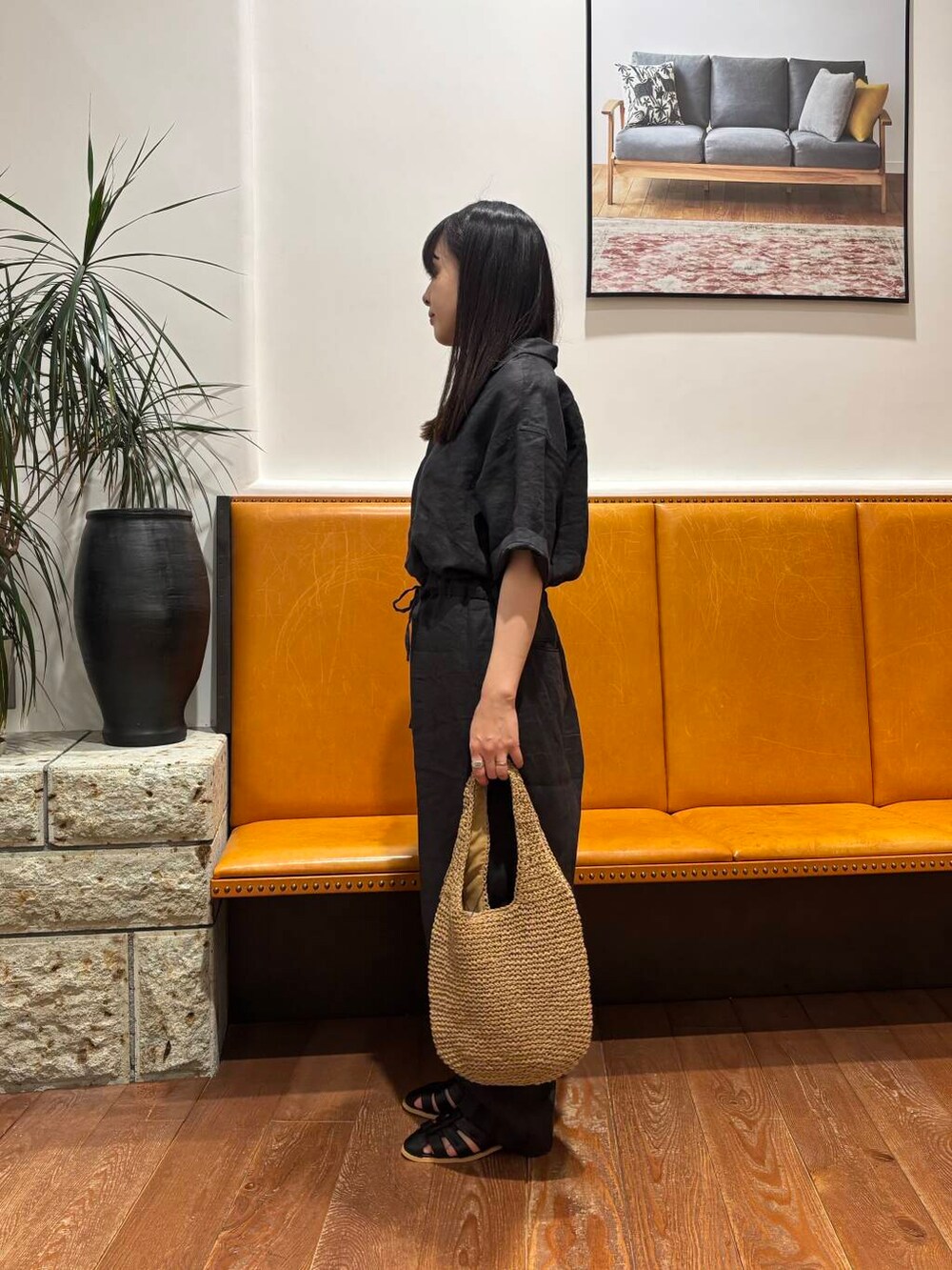 イエロー系のトートバッグ、ブラック系のサンダル、グレー系のサロペット/オーバーオールを着用したレディースの春コーディネートの2枚目の写真