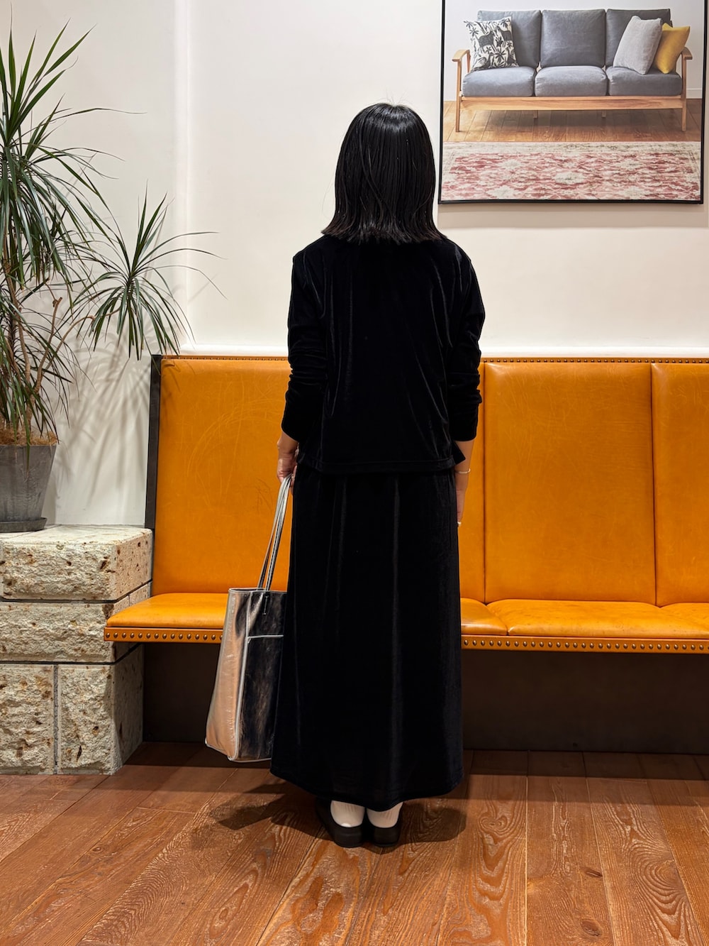 ブラック系のワンピース、ブラック系のカーディガン/ボレロ、ブラック系のその他シューズを着用したレディースの秋コーディネートの2枚目の写真