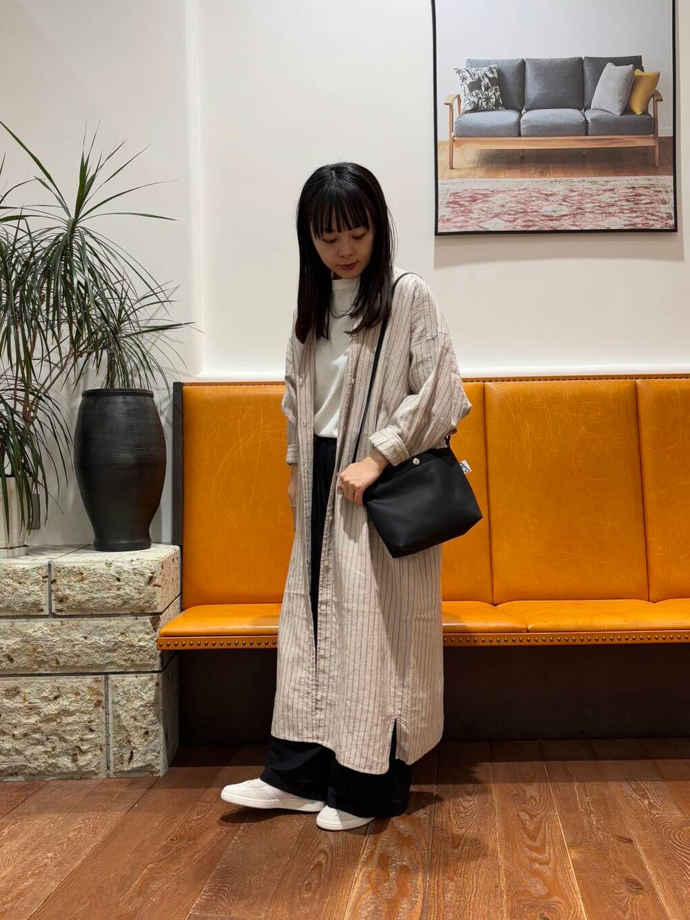 ブラック系のその他パンツ、ベージュ系のワンピース、ブラック系のショルダーバッグを着用したレディースの春コーディネートの2枚目の写真