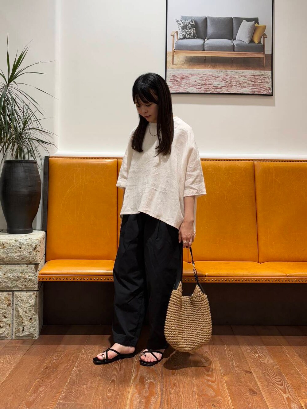 イエロー系のトートバッグ、ブラック系のその他パンツ、ブラック系のサンダルを着用したレディースの夏コーディネートの4枚目の写真