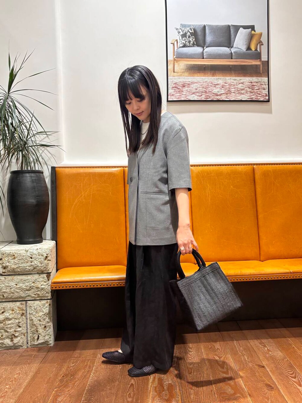 ブラック系のハンドバッグ、グレー系のその他アウター、ブラック系のバレエシューズを着用したレディースの春コーディネートの2枚目の写真