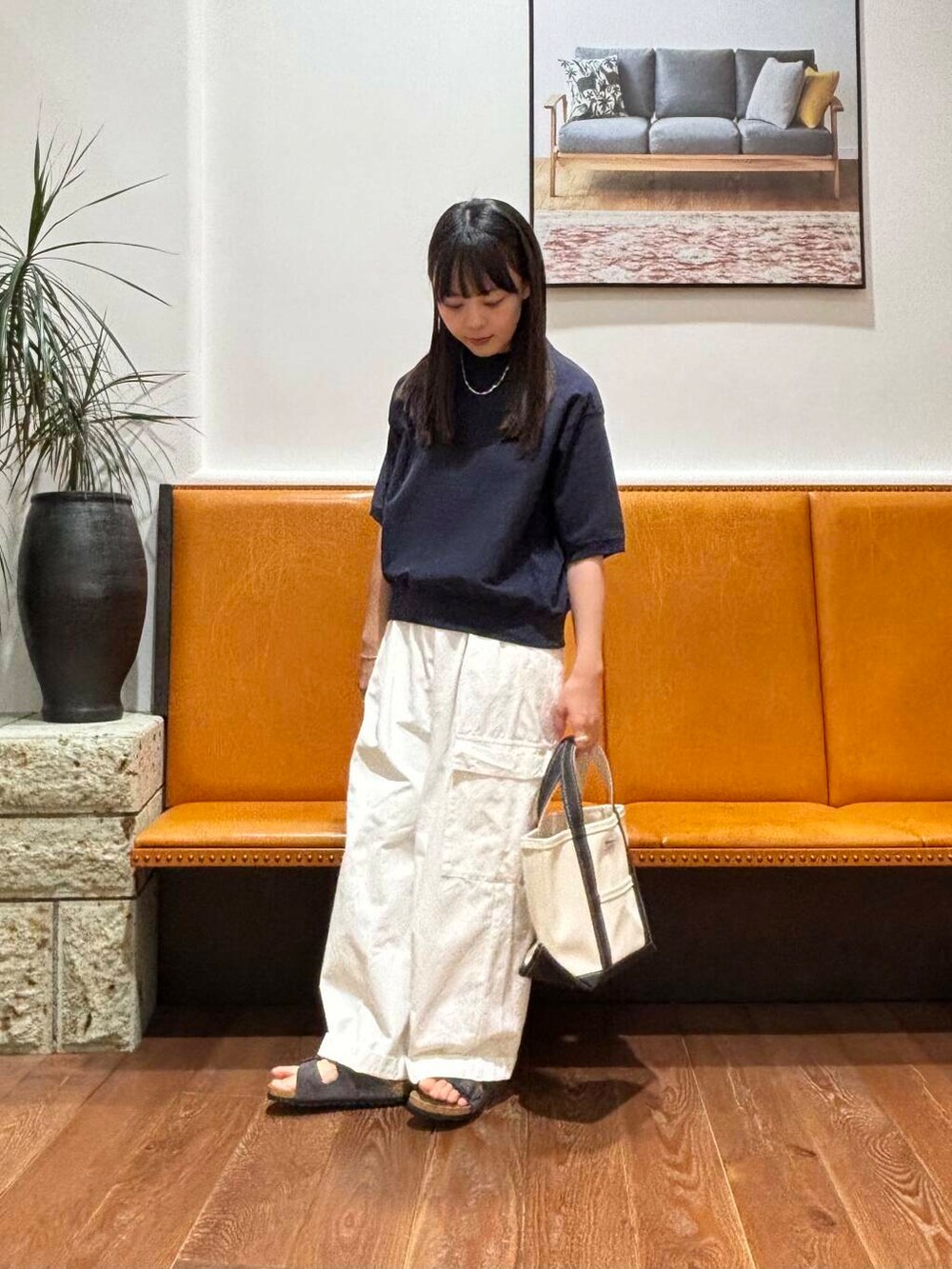 ホワイト系のその他パンツ、グレー系のサンダル、ブルー系のTシャツ/カットソーを着用したレディースの春コーディネートの2枚目の写真