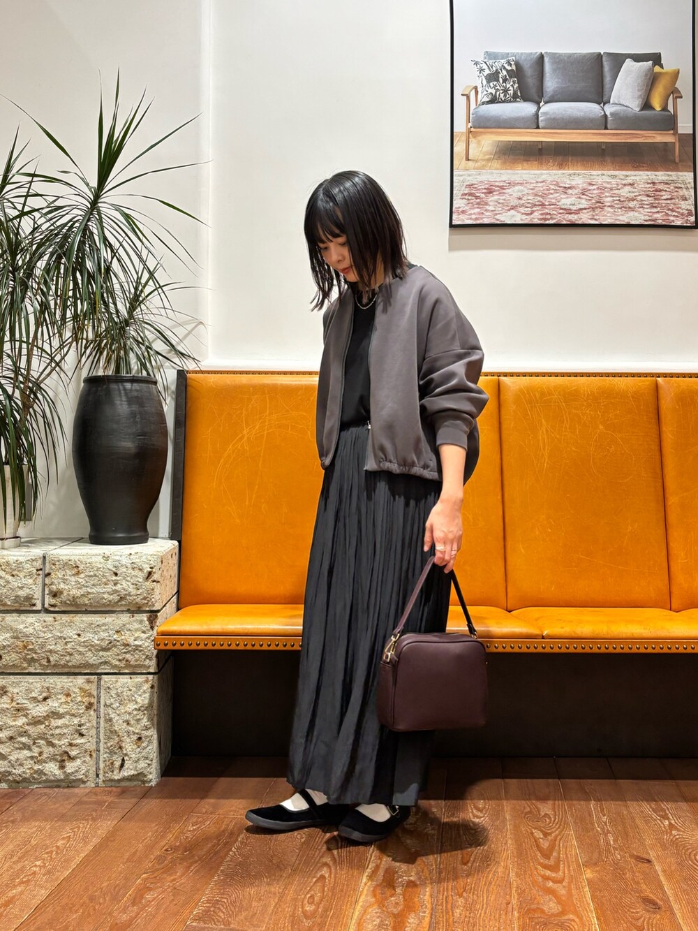 グレー系のカーディガン/ボレロ、ブラック系のTシャツ/カットソー、ブラック系のスカートを着用したレディースの秋コーディネートの2枚目の写真