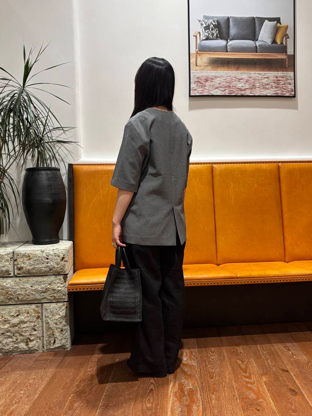 ブラック系のハンドバッグ、グレー系のその他アウター、ブラック系のバレエシューズを着用したレディースの春コーディネートの3枚目の写真