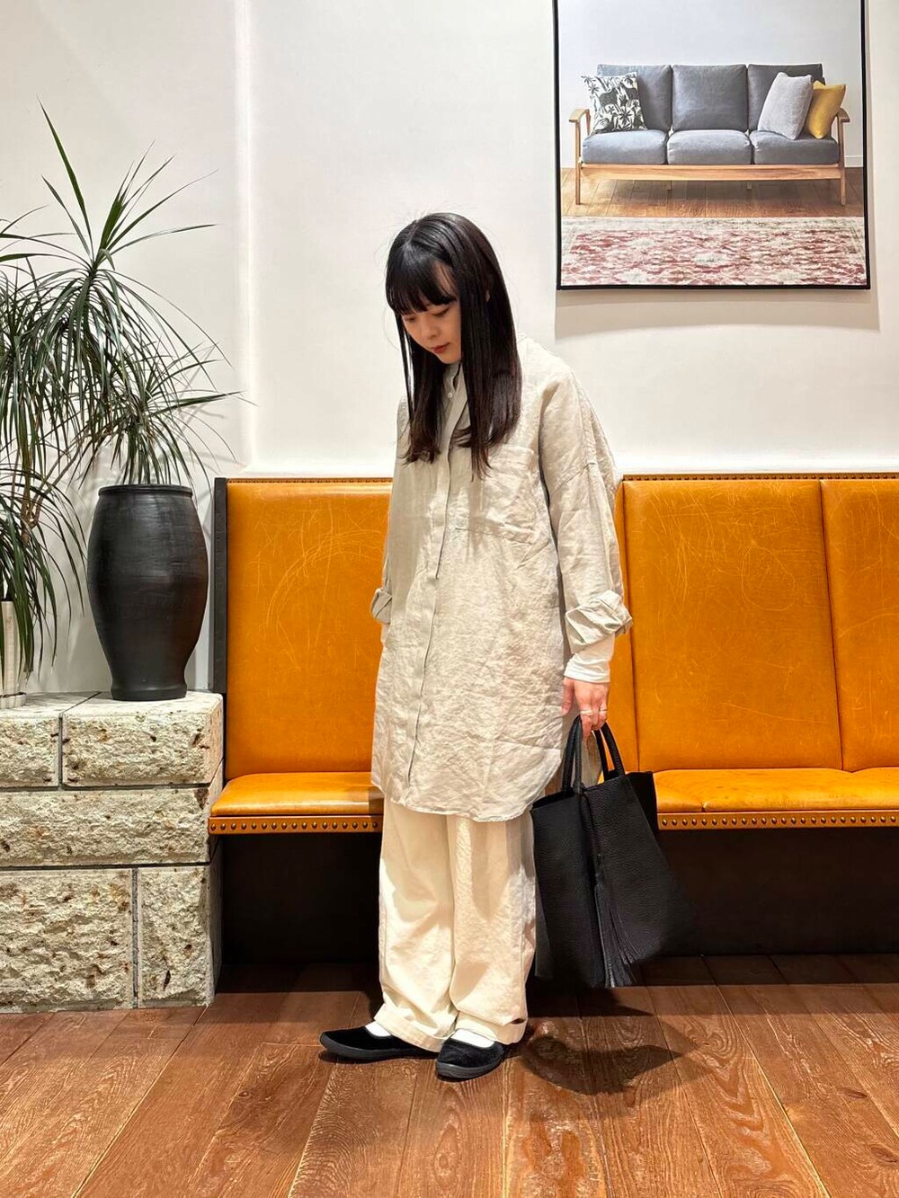 ホワイト系のTシャツ/カットソー、ブラック系のトートバッグ、ベージュ系のシャツ/ブラウスを着用したレディースの春コーディネートの2枚目の写真