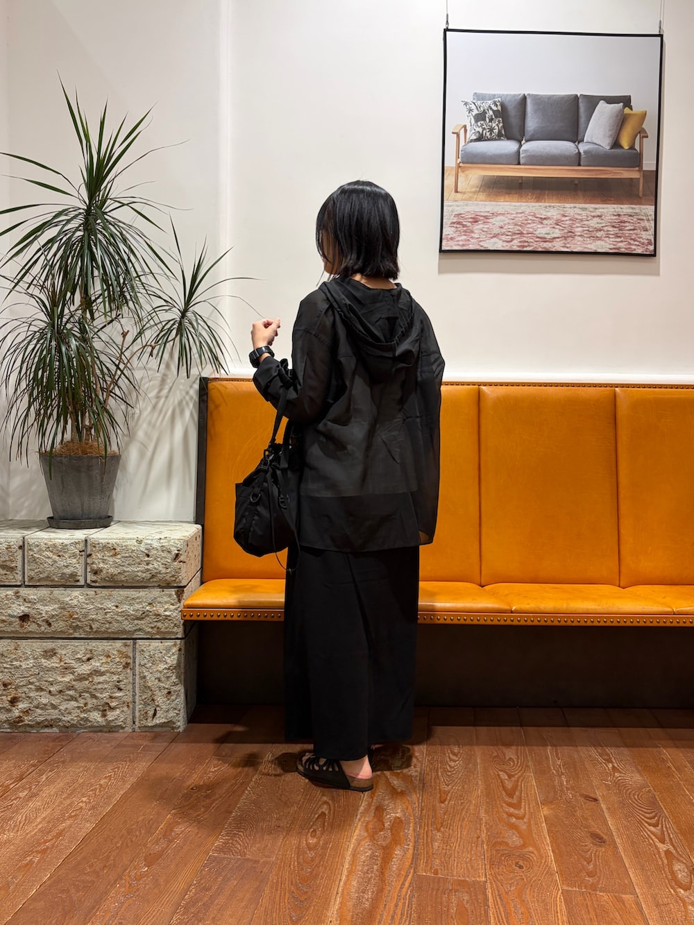 ブラック系のシャツ/ブラウス、ホワイト系のタンクトップ、ブラック系のスカートを着用したレディースの夏コーディネートの3枚目の写真