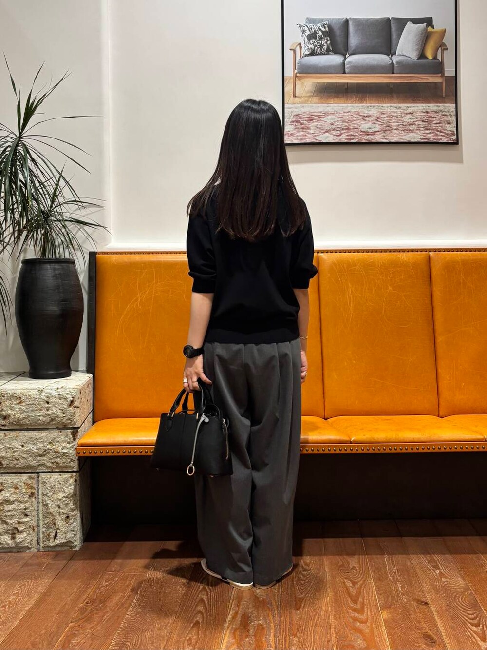 ブラック系のハンドバッグ、ブラック系のサンダル、グレー系のその他パンツを着用したレディースの夏コーディネートの2枚目の写真