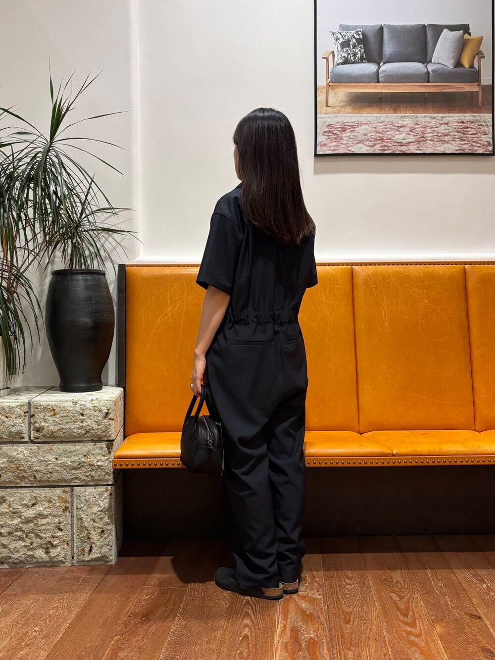 ブルー系のワンピースを着用したレディースの春コーディネートの2枚目の写真