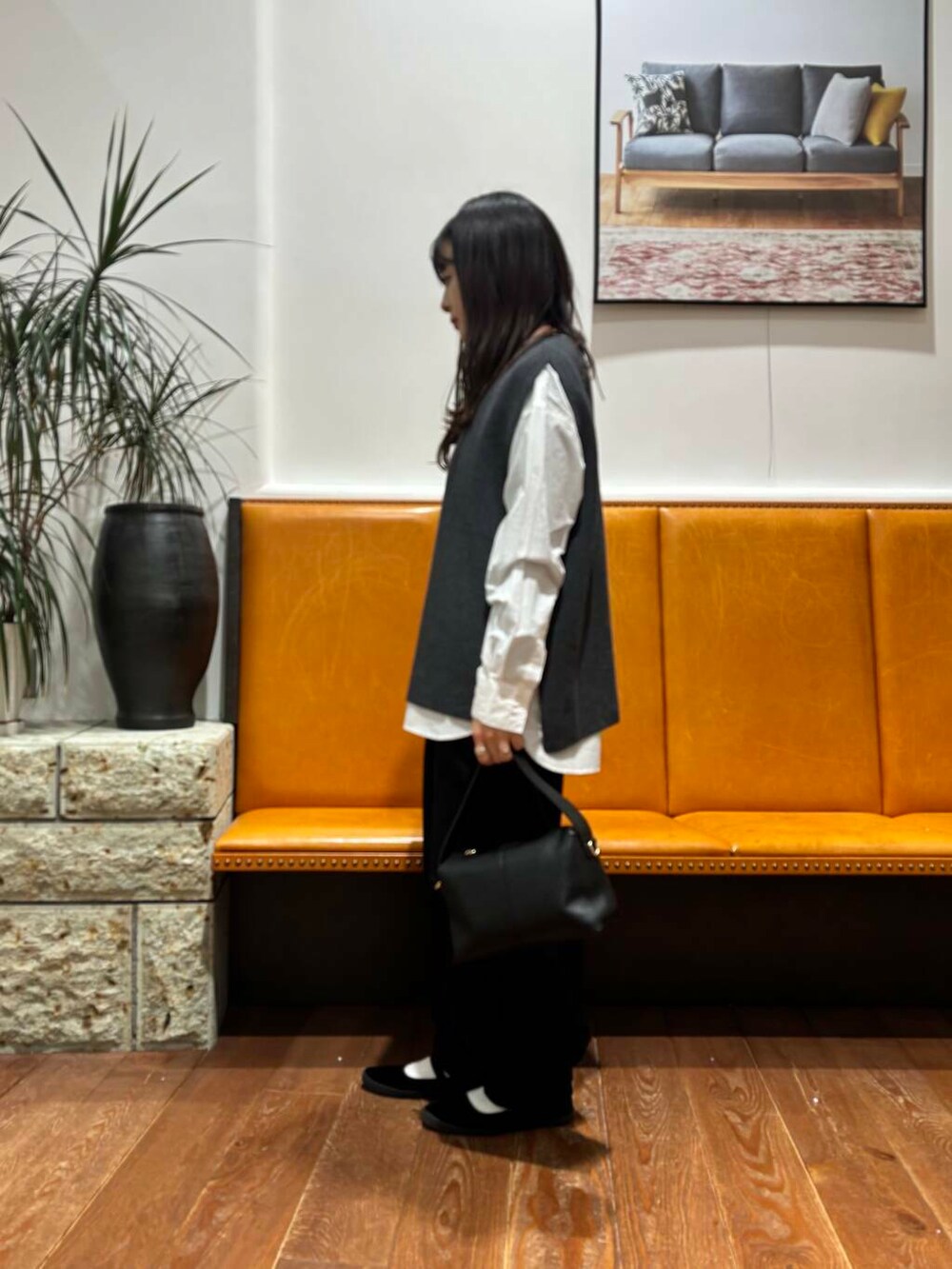 ホワイト系のシャツ/ブラウス、ブラック系のその他パンツ、ブラック系のショルダーバッグを着用したレディースの冬コーディネートの2枚目の写真