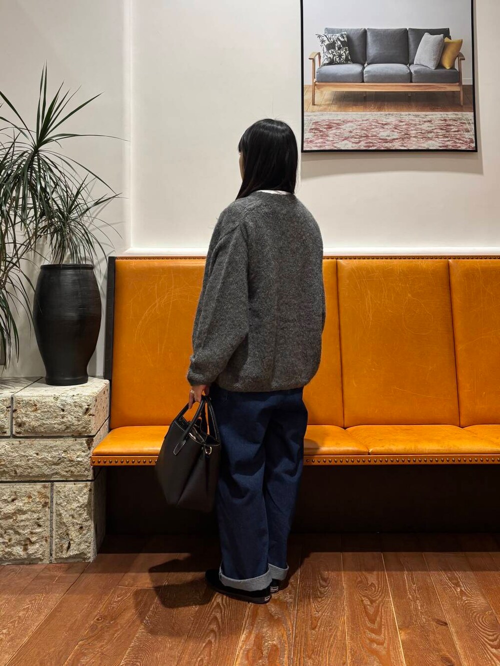 グレー系のカーディガン/ボレロ、ブラック系のショルダーバッグ、ブルー系のサロペット/オーバーオールを着用したレディースの冬コーディネートの2枚目の写真