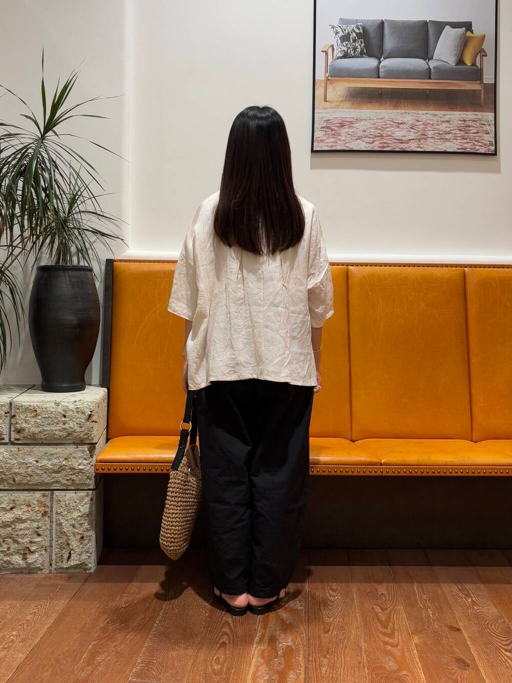 イエロー系のトートバッグ、ブラック系のその他パンツ、ブラック系のサンダルを着用したレディースの夏コーディネートの3枚目の写真