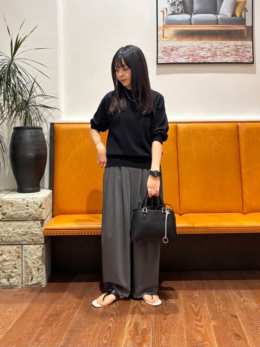 ブラック系のハンドバッグ、ブラック系のサンダル、グレー系のその他パンツを着用したレディースの夏コーディネートの3枚目の写真