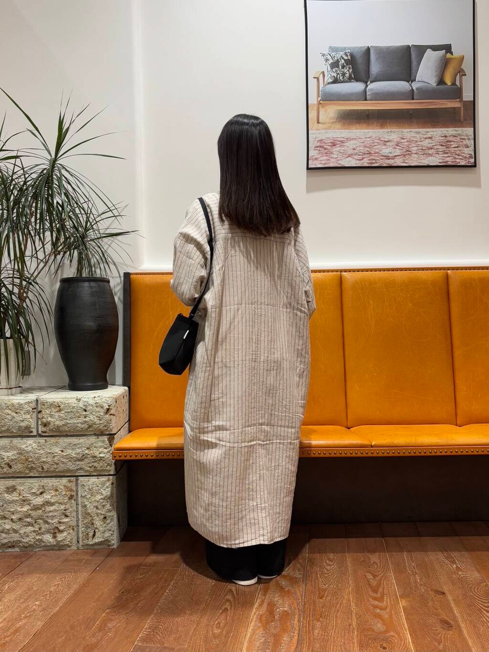 ブラック系のその他パンツ、ベージュ系のワンピース、ブラック系のショルダーバッグを着用したレディースの春コーディネートの3枚目の写真