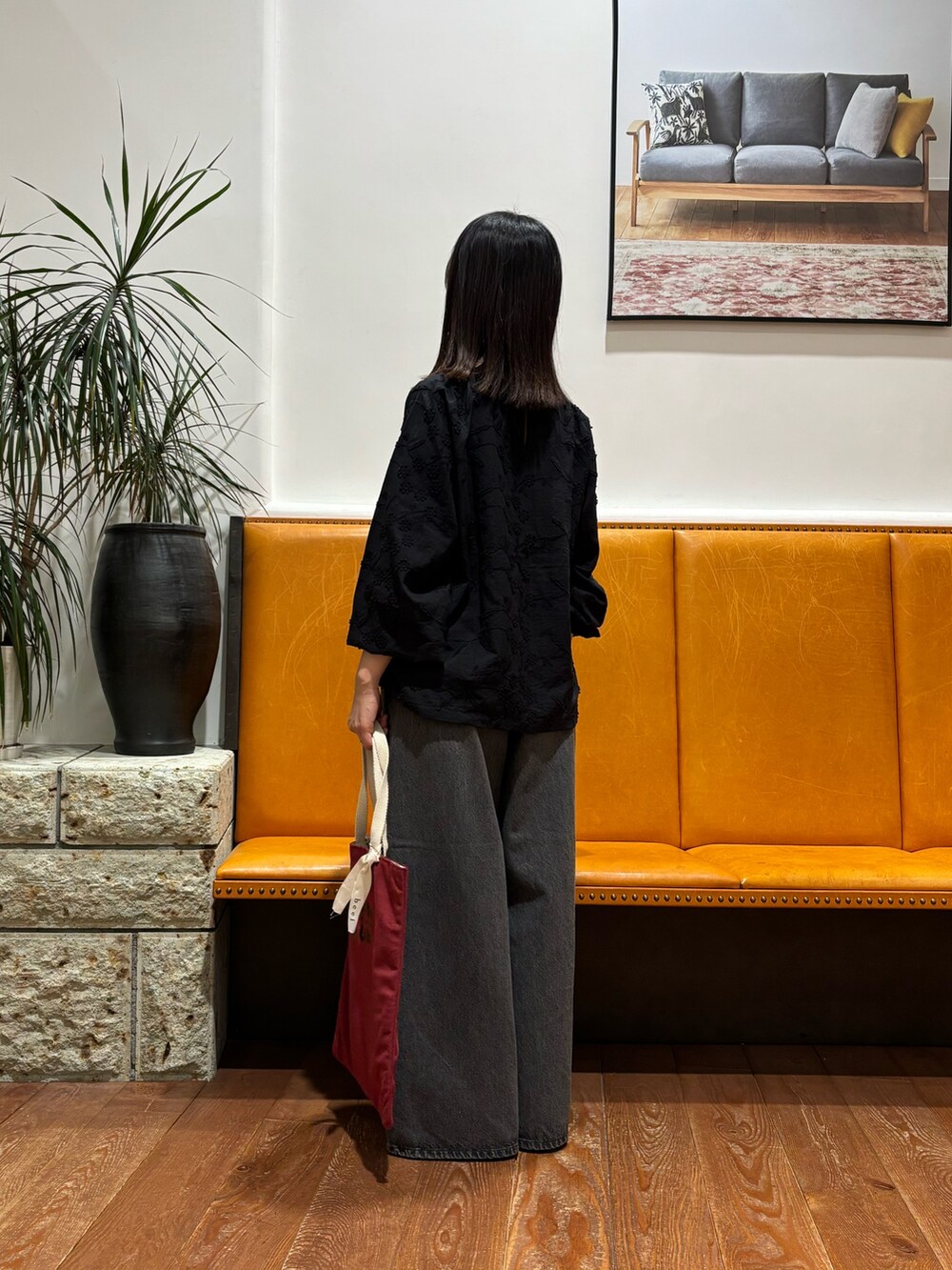 ブラック系のシャツ/ブラウス、ブラック系のパンプスを着用したレディースの秋コーディネートの3枚目の写真