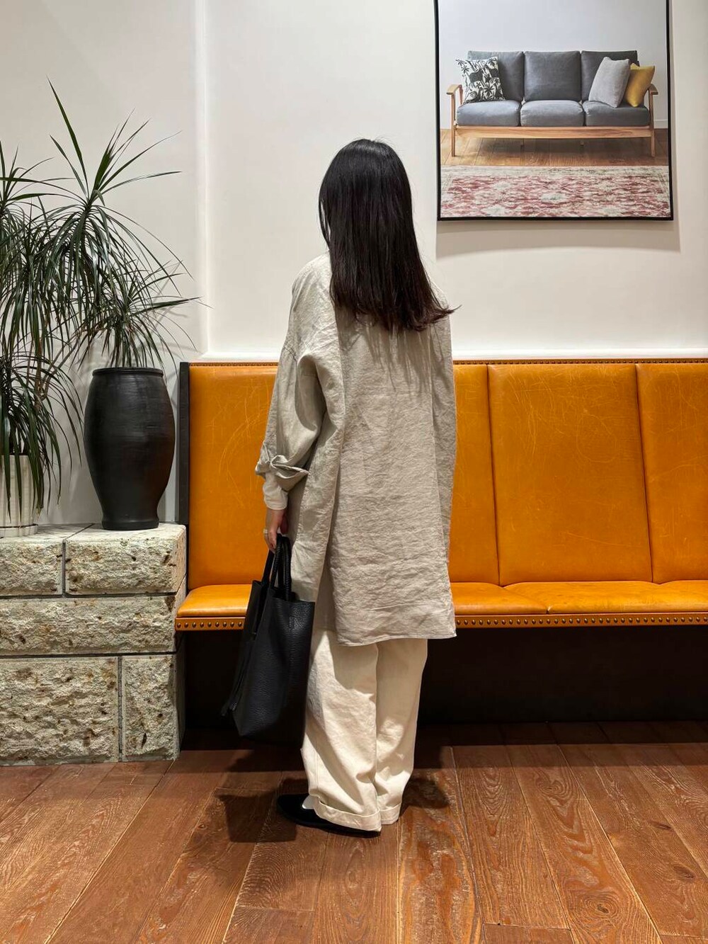 ホワイト系のTシャツ/カットソー、ブラック系のトートバッグ、ベージュ系のシャツ/ブラウスを着用したレディースの春コーディネートの4枚目の写真