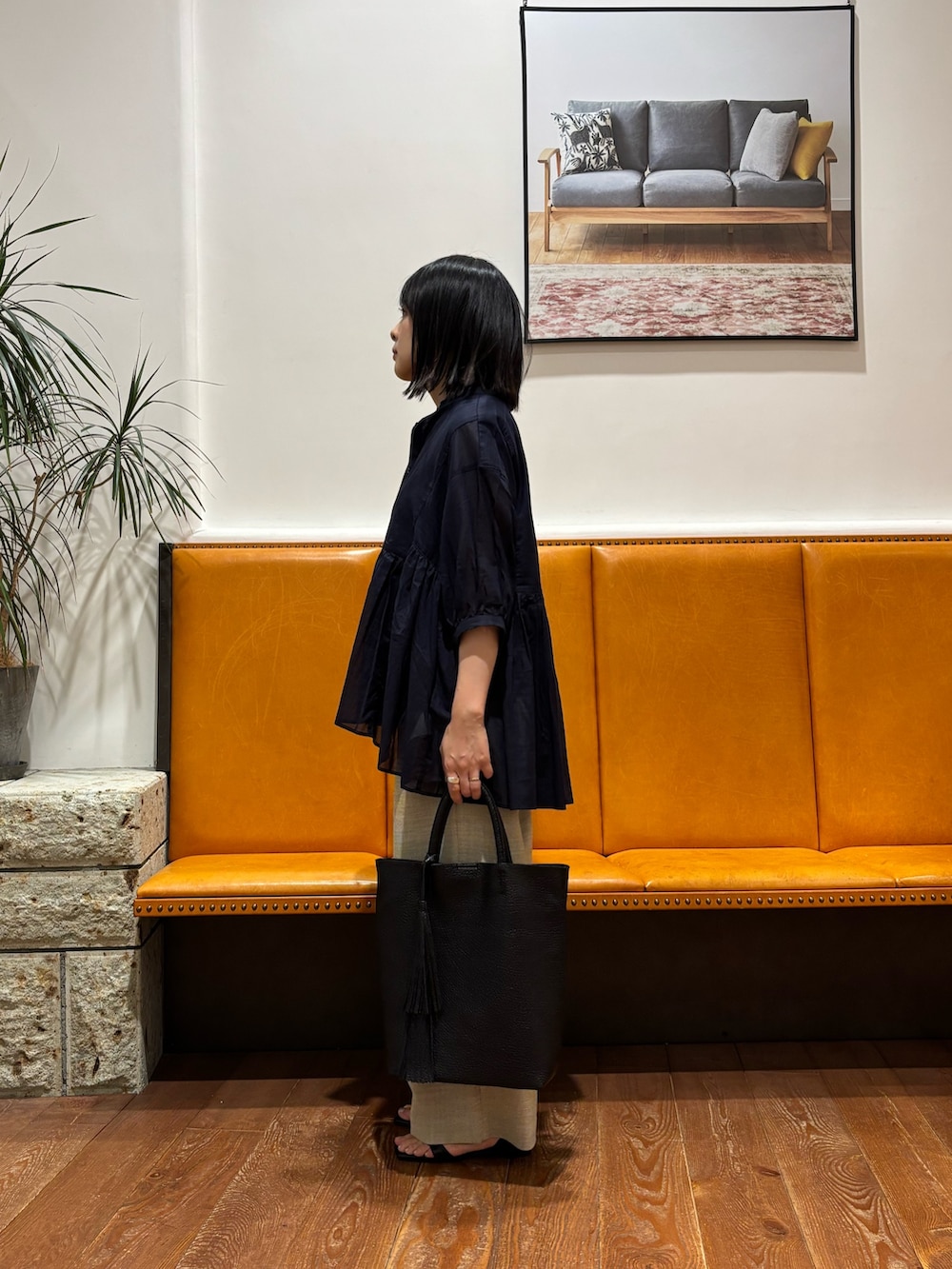 ブルー系のシャツ/ブラウス、ベージュ系のその他パンツを着用したレディースの夏コーディネートの2枚目の写真