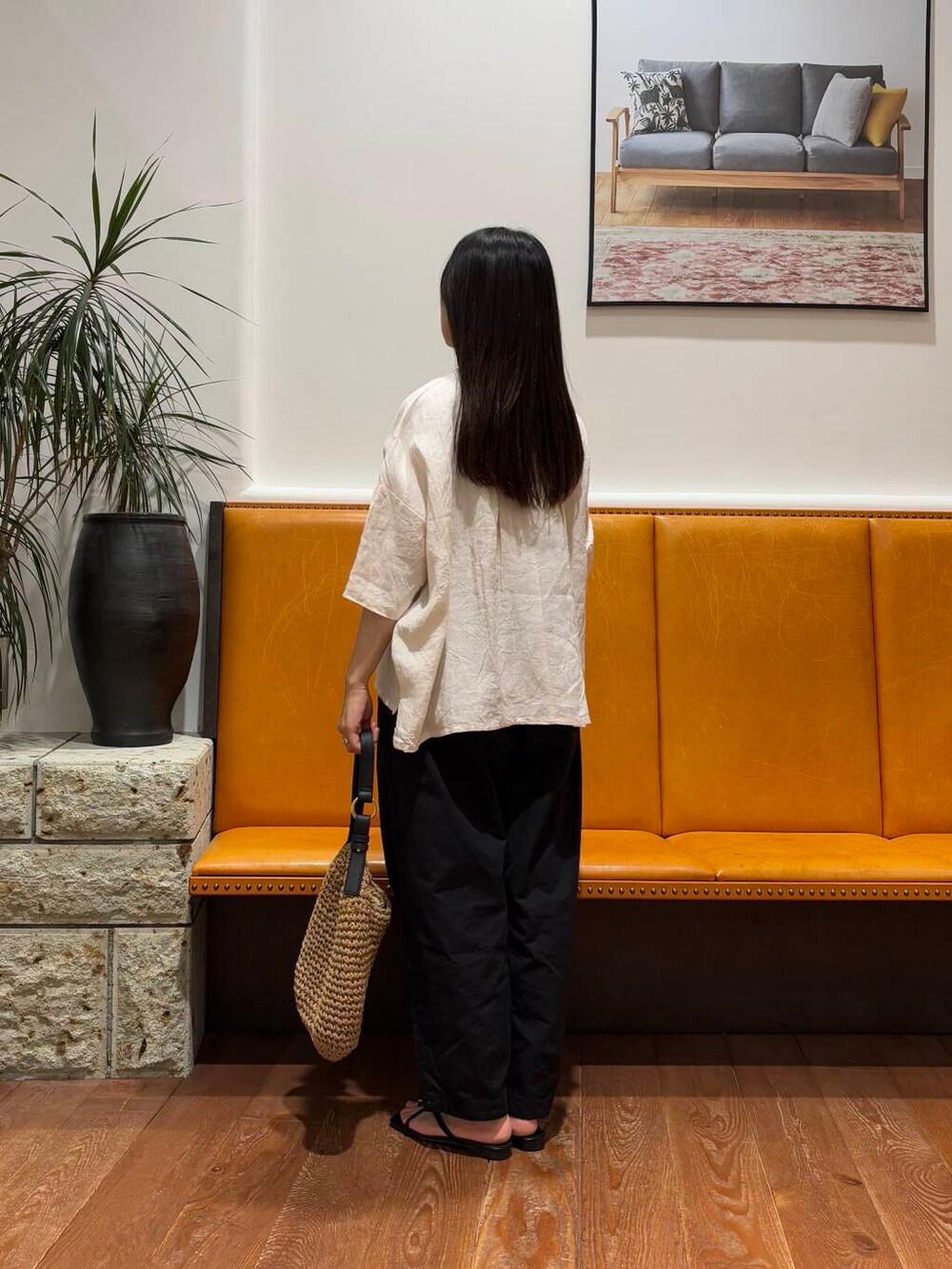 イエロー系のトートバッグ、ブラック系のその他パンツ、ブラック系のサンダルを着用したレディースの夏コーディネートの2枚目の写真