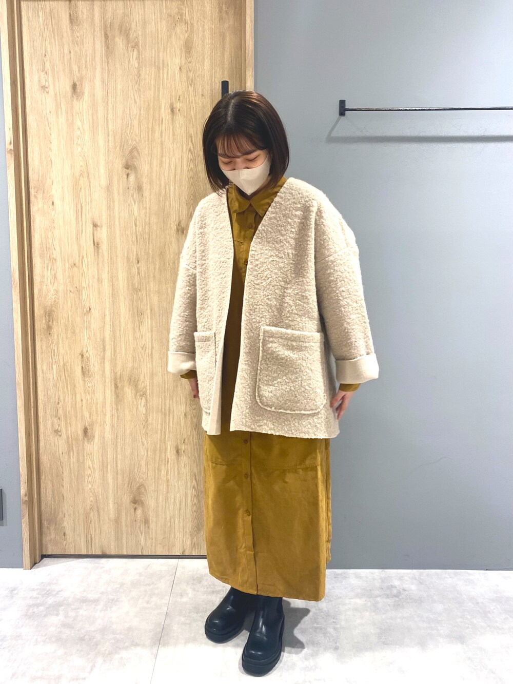 「MelanCleuge、Melan Cleuge リノアス八尾店、メランクルージュ、ちょうどいい大人服、マスタード、秋色コーデ、秋冬コーデ、シャツワンピース、カーディガン、ブーツ、サイドゴアブーツ」｜「Melan Cleugeのアイテム（カーディガン/ボレロ、ベージュ系）」を使った、お ま めさん（レディース・156cm）の秋コーディネートの2枚目の写真