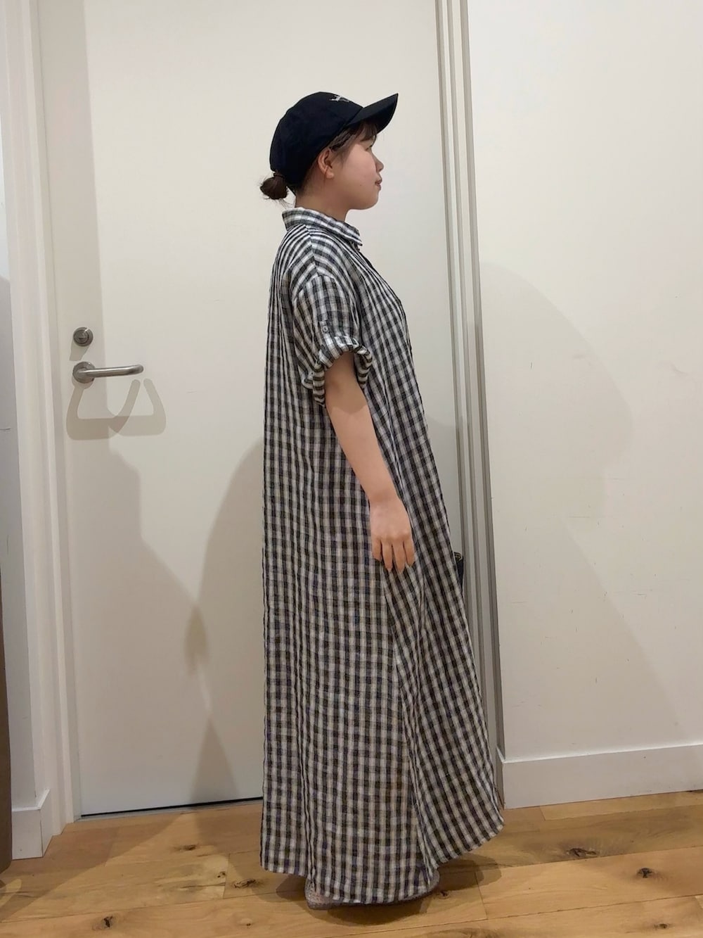 その他のワンピース、ブルー系のトートバッグ、その他のバレエシューズを着用したレディースの春コーディネートの2枚目の写真