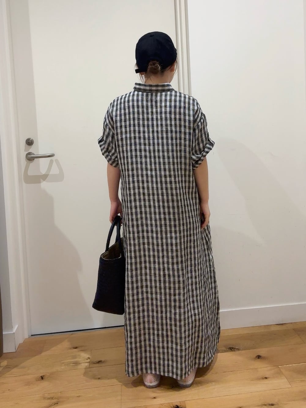 その他のワンピース、ブルー系のトートバッグ、その他のバレエシューズを着用したレディースの春コーディネートの3枚目の写真